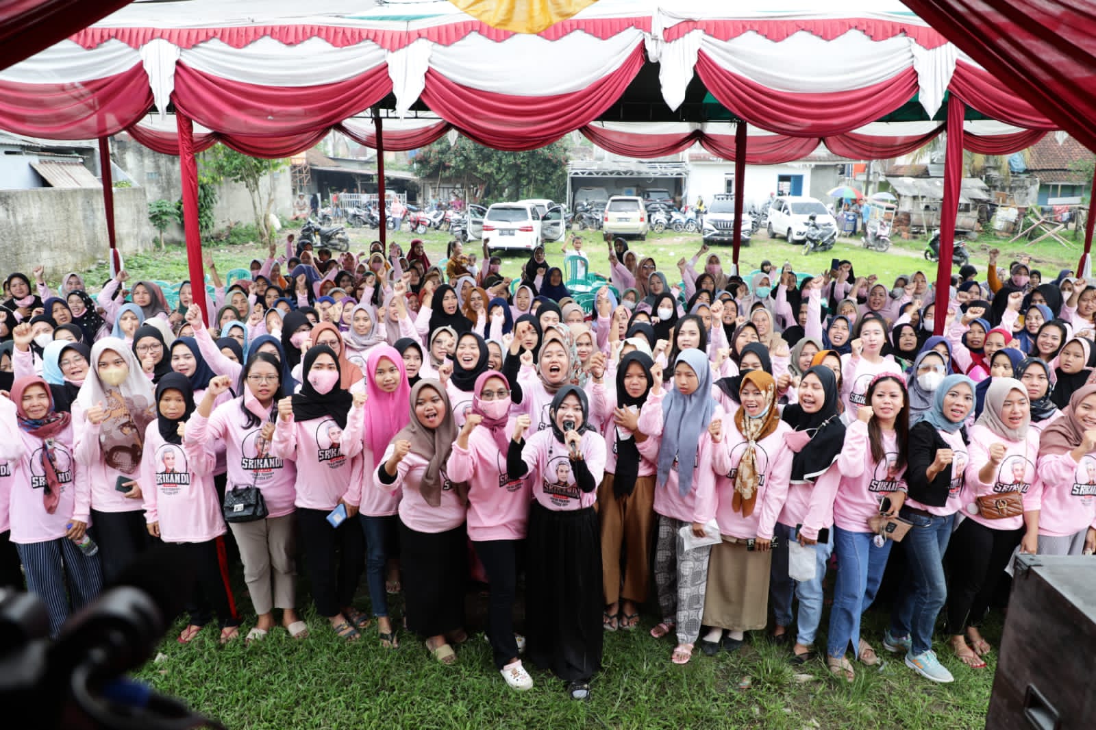 Relawan Srikandi Ganjar Banten menggelar aksi sosial berupa pembagian sembako untuk warga di Kampung Katomas, Tigaraksa, Kabupaten Tangerang