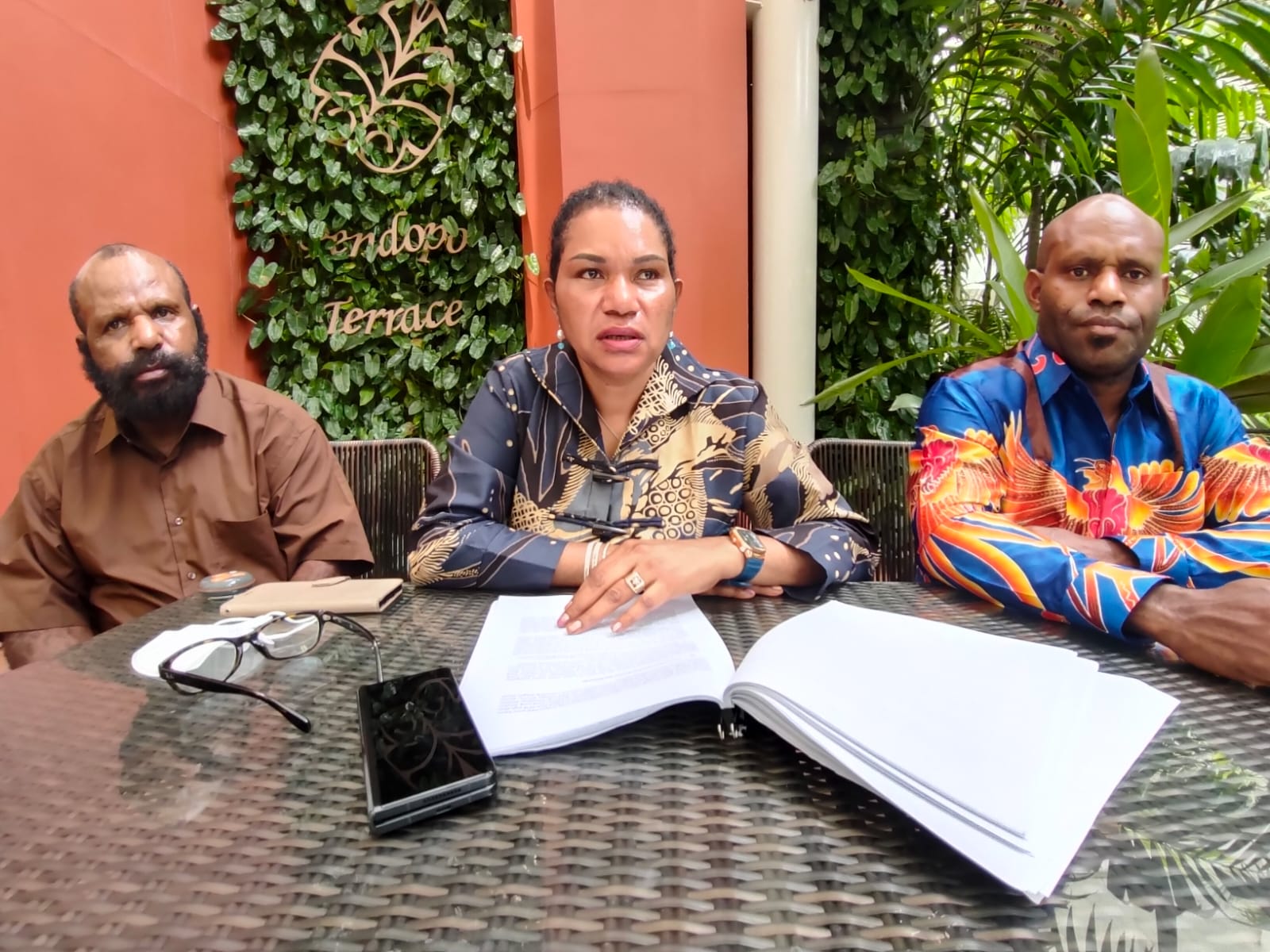 Pansus DPR Papua (dari kiri ke kanan) Las Nirigi, Yakoba Lokbere, dan Namantus Gwijangge saat memberi keterangan di Jakarta, Jumat (25/11).