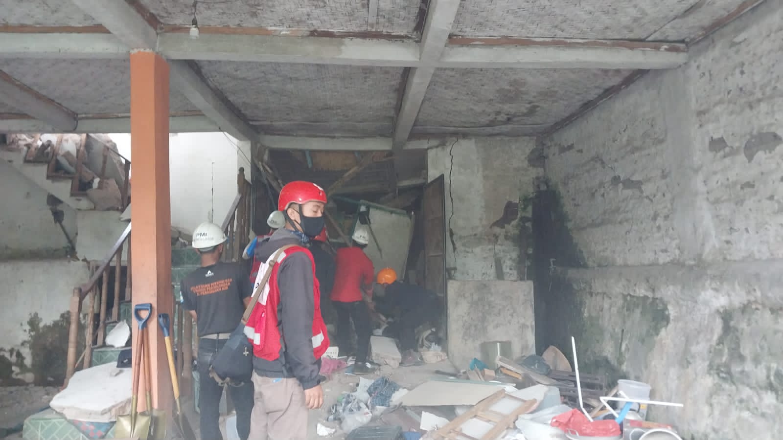 Petugas PMI membantu penanganan dampak gempa di Cianjur, Jawa Barat.