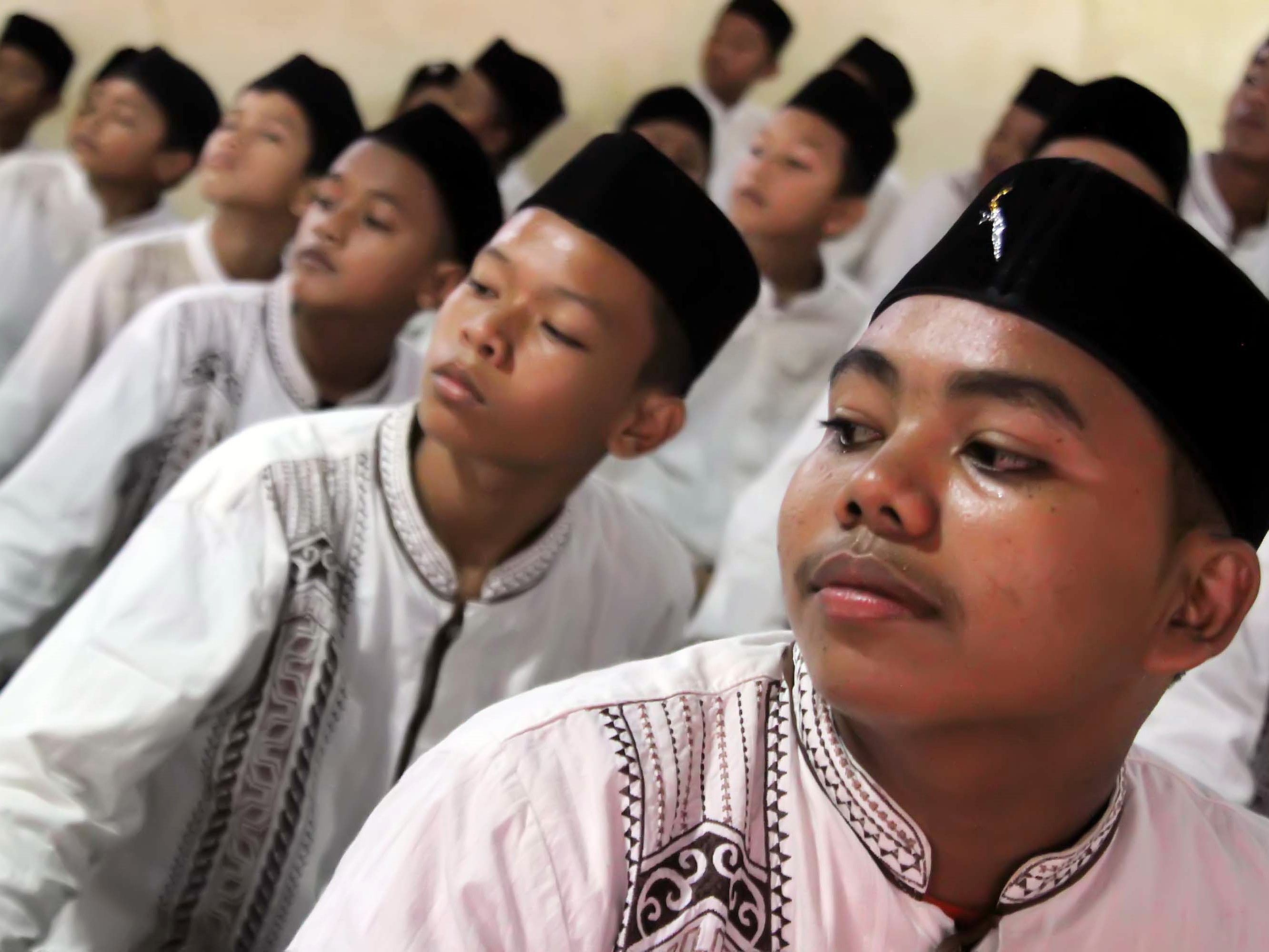 Sejumlah remaja menampilkan Tari Dikee Anggok (Zikir Mengangguk) pada perayaan Maulid Nabi Besar Muhammad SAW di Lhokseumawe, Aceh.