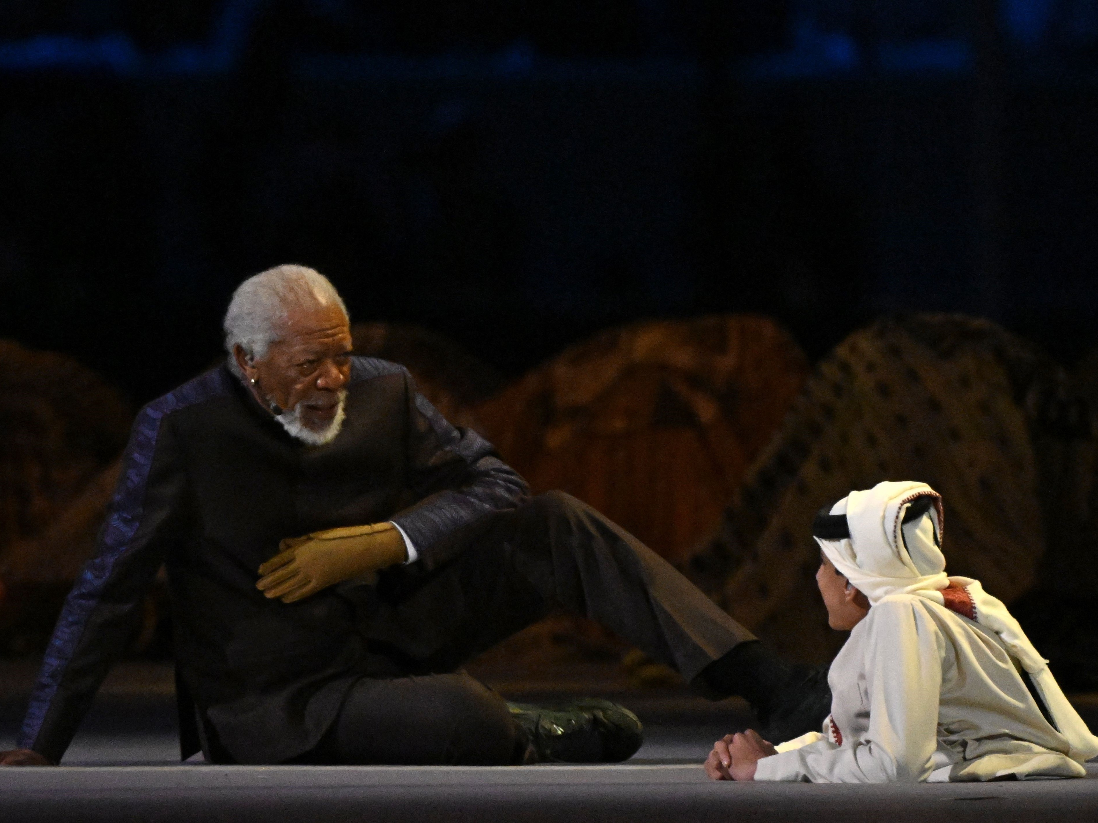 Aktor AS Morgan Freeman (kiri) dan YouTuber Qatar Ghanim al-Muftah berbicara selama upacara pembukaan Piala Dunia 2022 di Qatar.