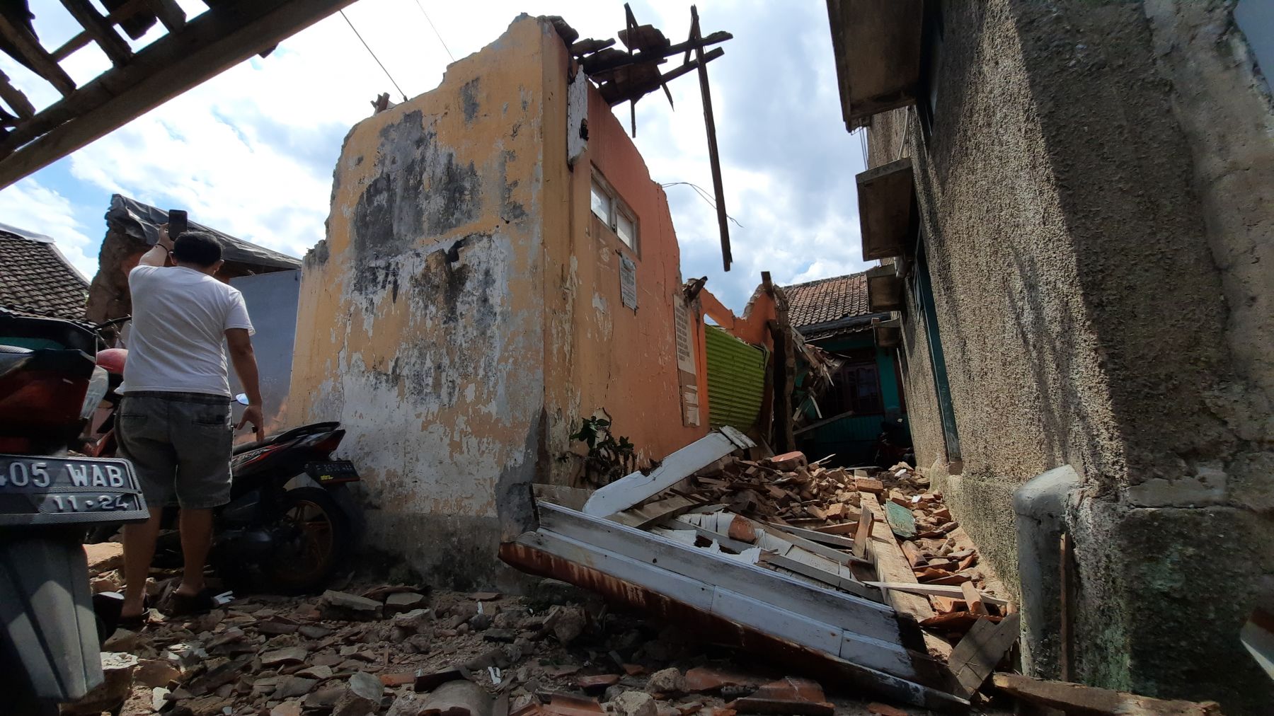 Salah satu bangunan rumah warga di Gang Harapan Kelurahan Sayang, Kabupaten Cianjur, ambruk setelah terjadi gempa bumi Senin (21/11).  