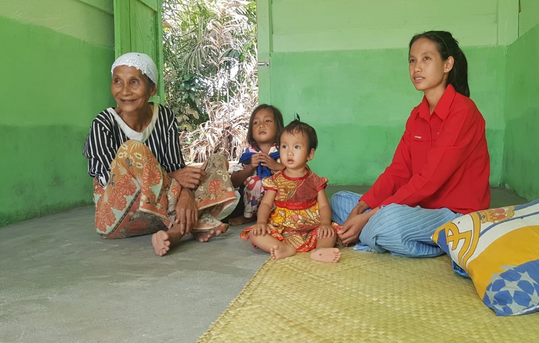  Devi Pranata, 28. bersama keluarga di rumahnya yang sudah direnovasi Program Bedah Rumah TNI Manunggal Membangun Desa 