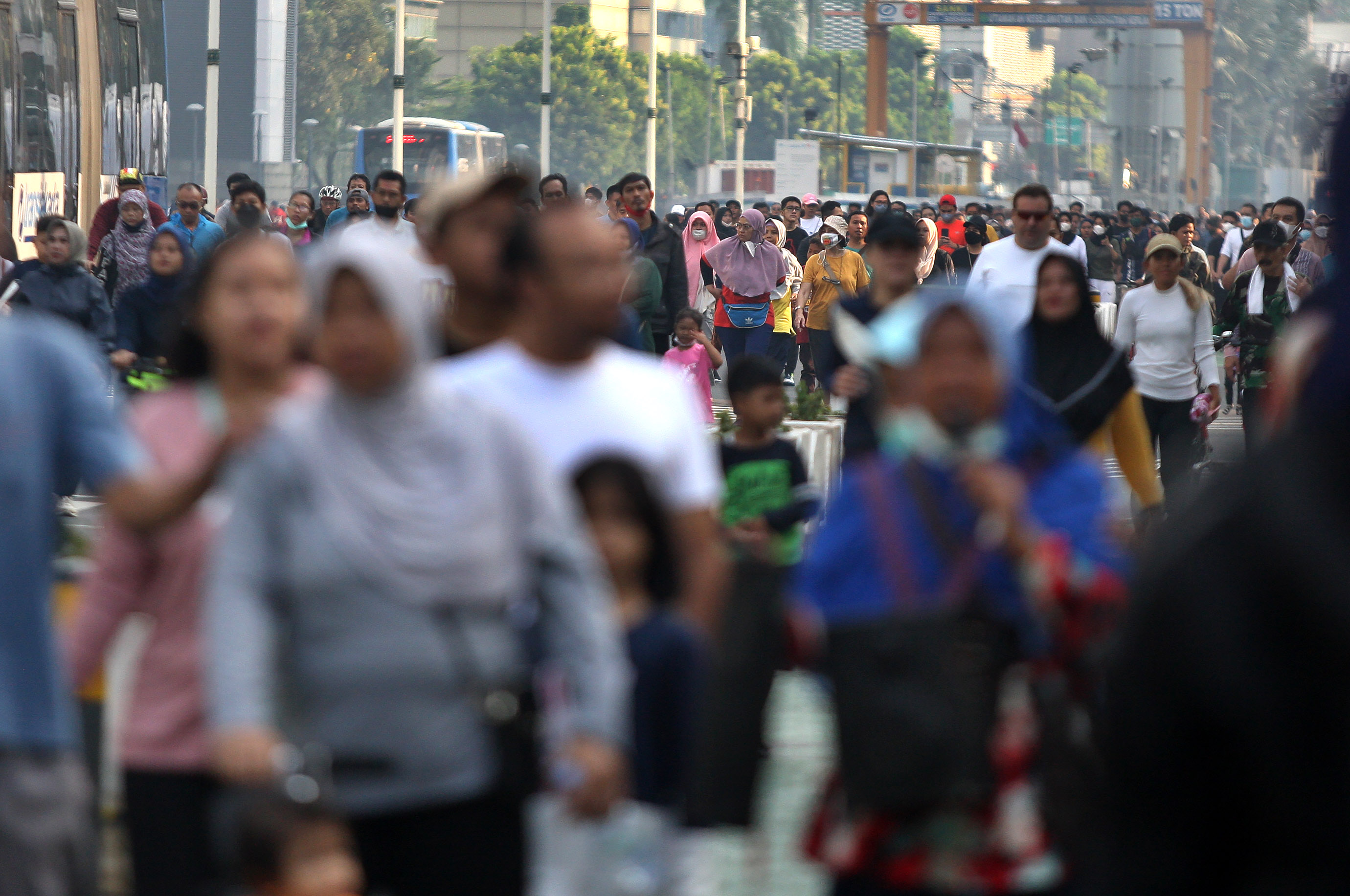 Ribuan warga beraktivitas di arena car free day (CFD) di Jalan Thamrin, Jakarta.