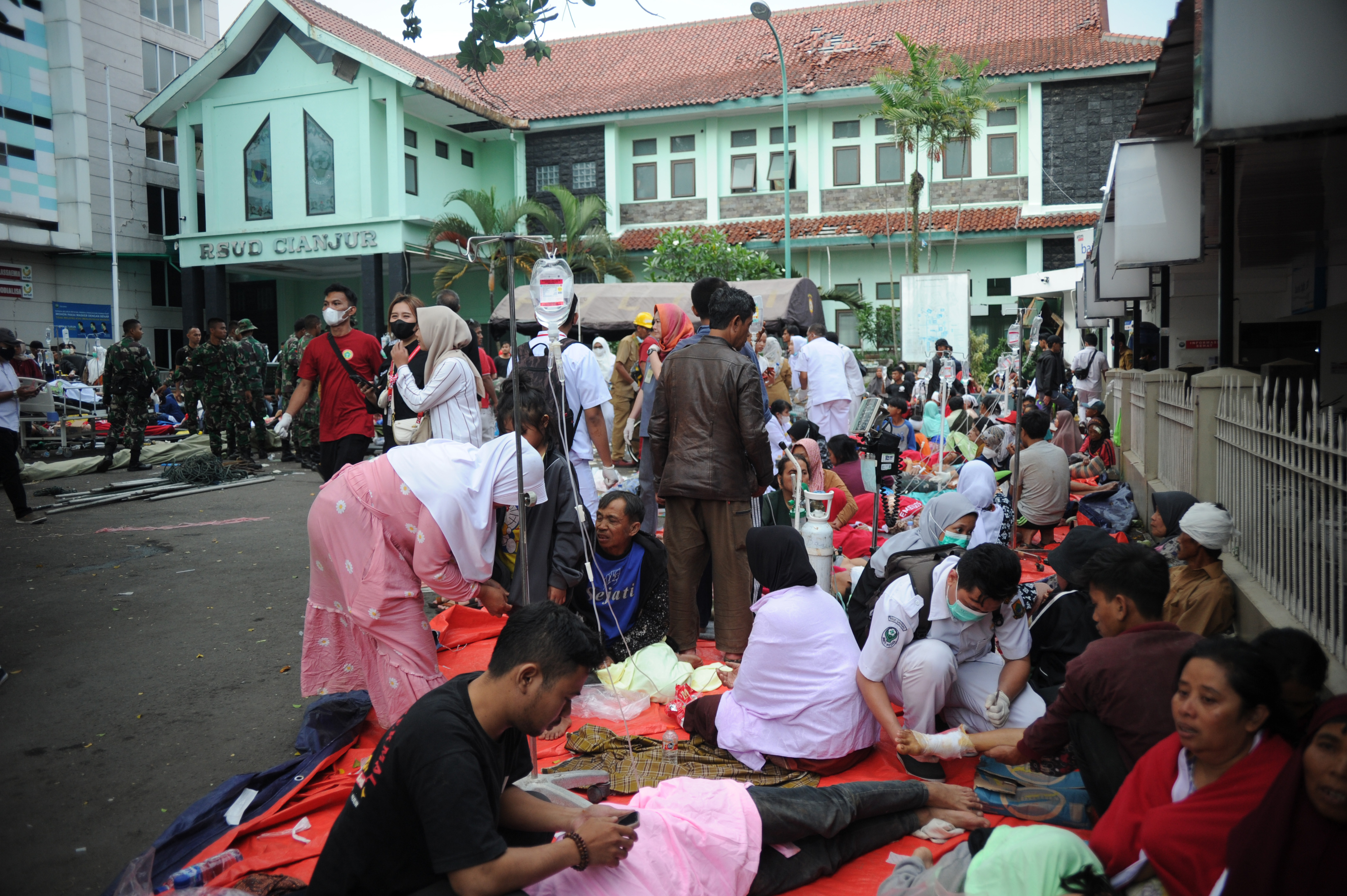 Sejumlah tenaga medis di RSUD Sayang Cianjur, Jawa Barat, merawat korban terluka saat gempa bumi di Cianjur, Senin (21/11).