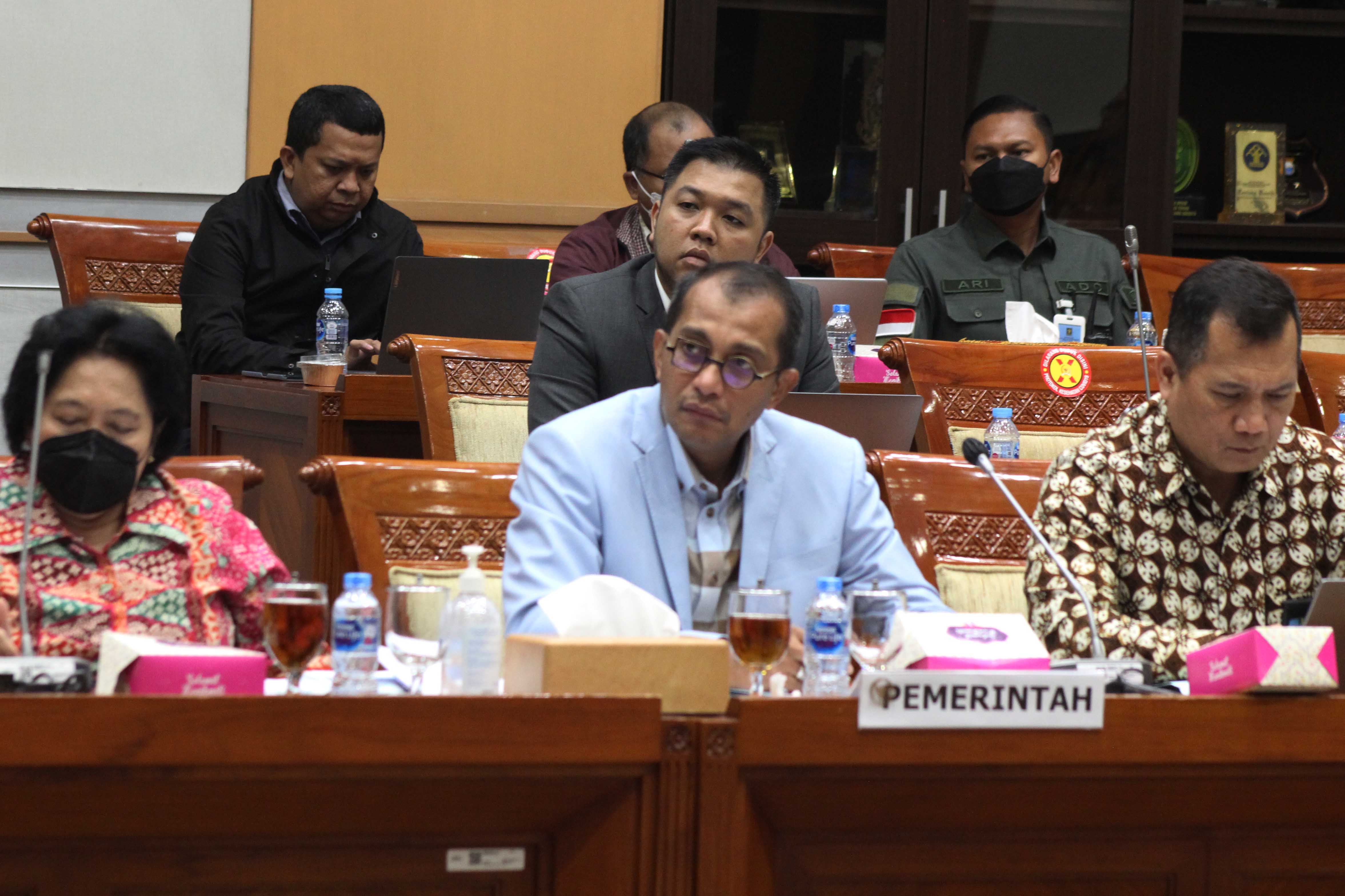 Wakil Menteri Hukum dan HAM Eddy O.S Hiariej (tengah)  saat raker di gedung Nusantara II, Komlek Parlemen Senayan. 