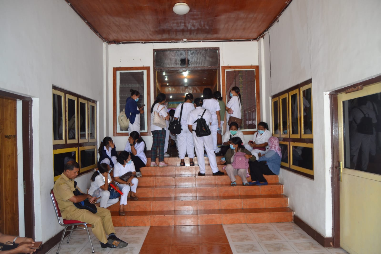 Nakes RSUD Flotim Geruduk Kantor DPRD Tuntut Kejelasan Insentif Covid-19