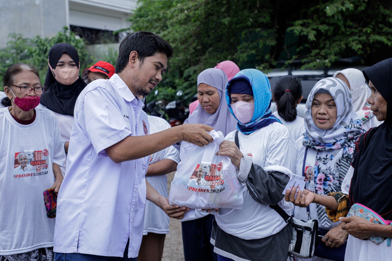 Jaringan relawan yang tergabung dalam Komunitas Sopir Truk DKI Jakarta kembali menggelar kegiatan 'Berbagi Sembako Dalam Rangka Memperingati