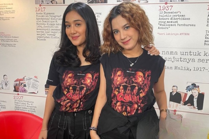 Dua bintang film Qorin Zulfa Maharani (kiri) dan Naimma Aljufri