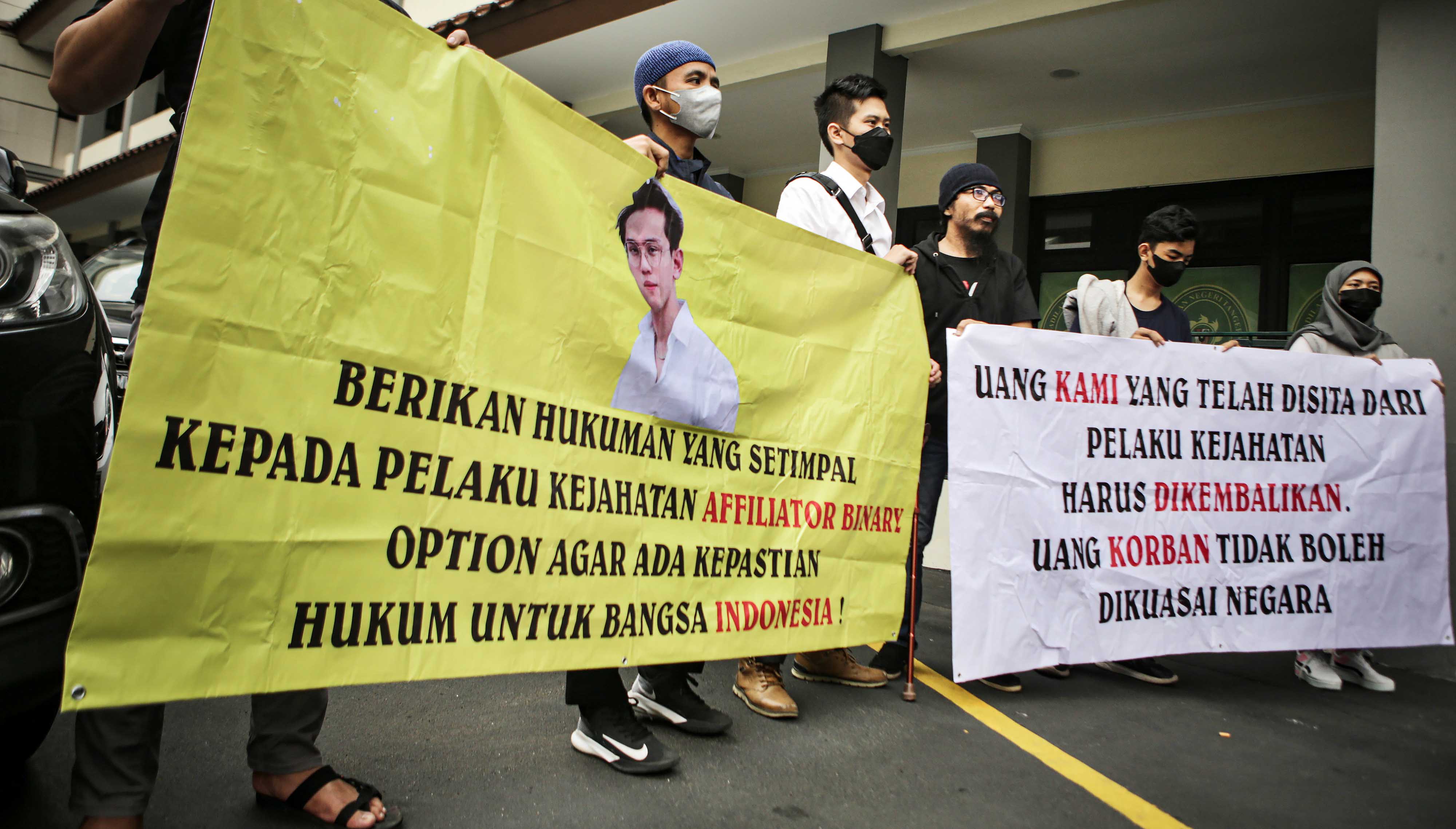  Sejumlah korban kasus penipuan dan investasi bodong Binomo Indra Kesuma atau Indra Kenz melakukan aksi.