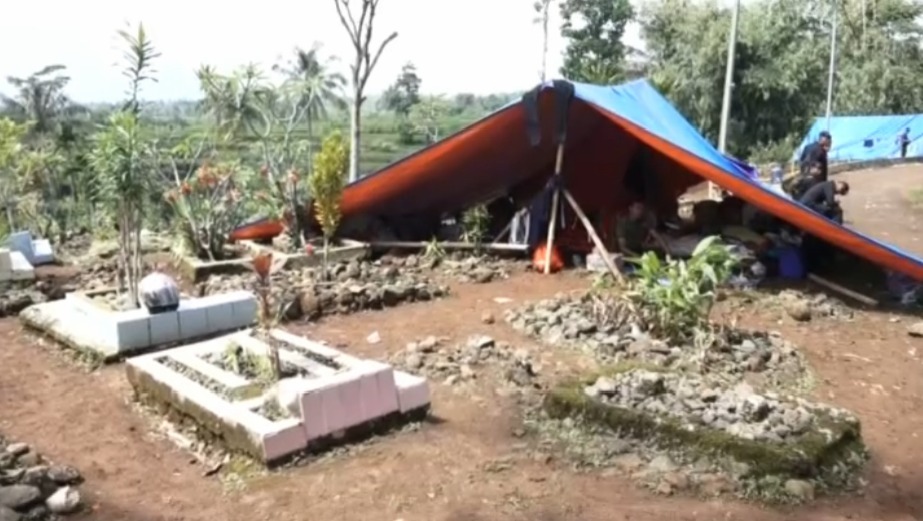 Warga Mengungsi di TPU Berdampingan dengan Makam Korban Gempa Cianjur 
