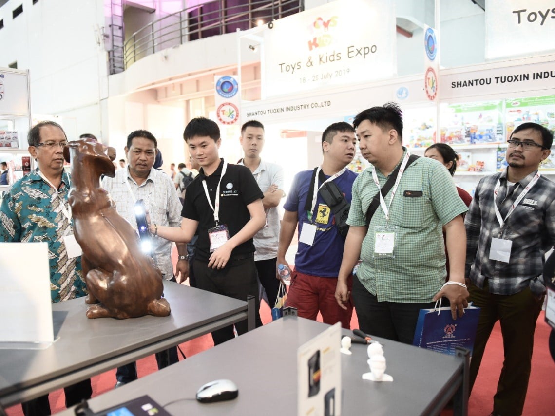 Sejumlah pengunjung memadati area pameran, beberapa waktu yang lalu. 