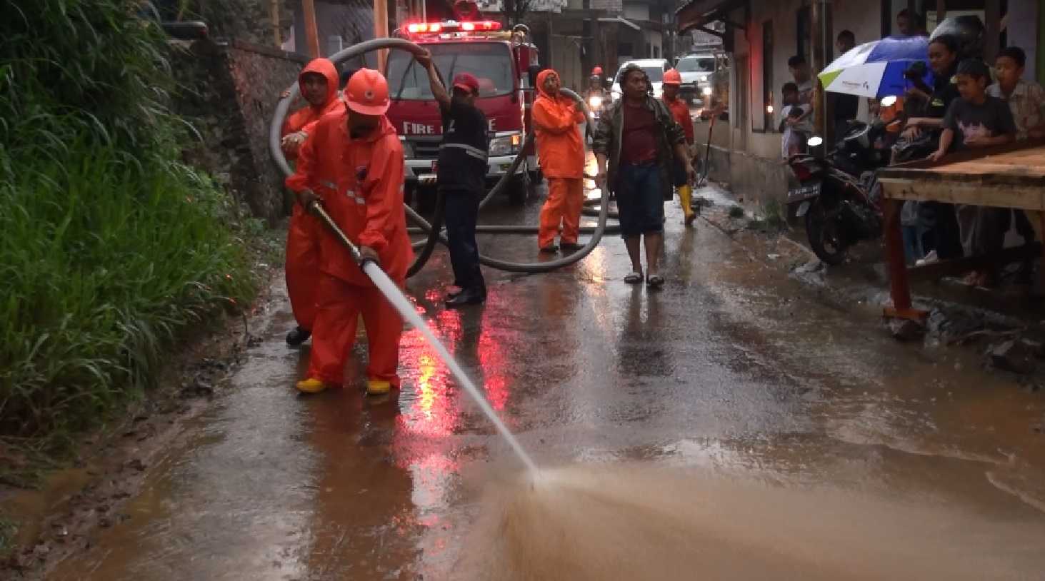 Petugas BPBD Kota Sukabumi dan Pemadam Kebakaran Kota Sukabumi, Jawa Barat, sedang membersihkan material longsor dari tebing yang sempat men