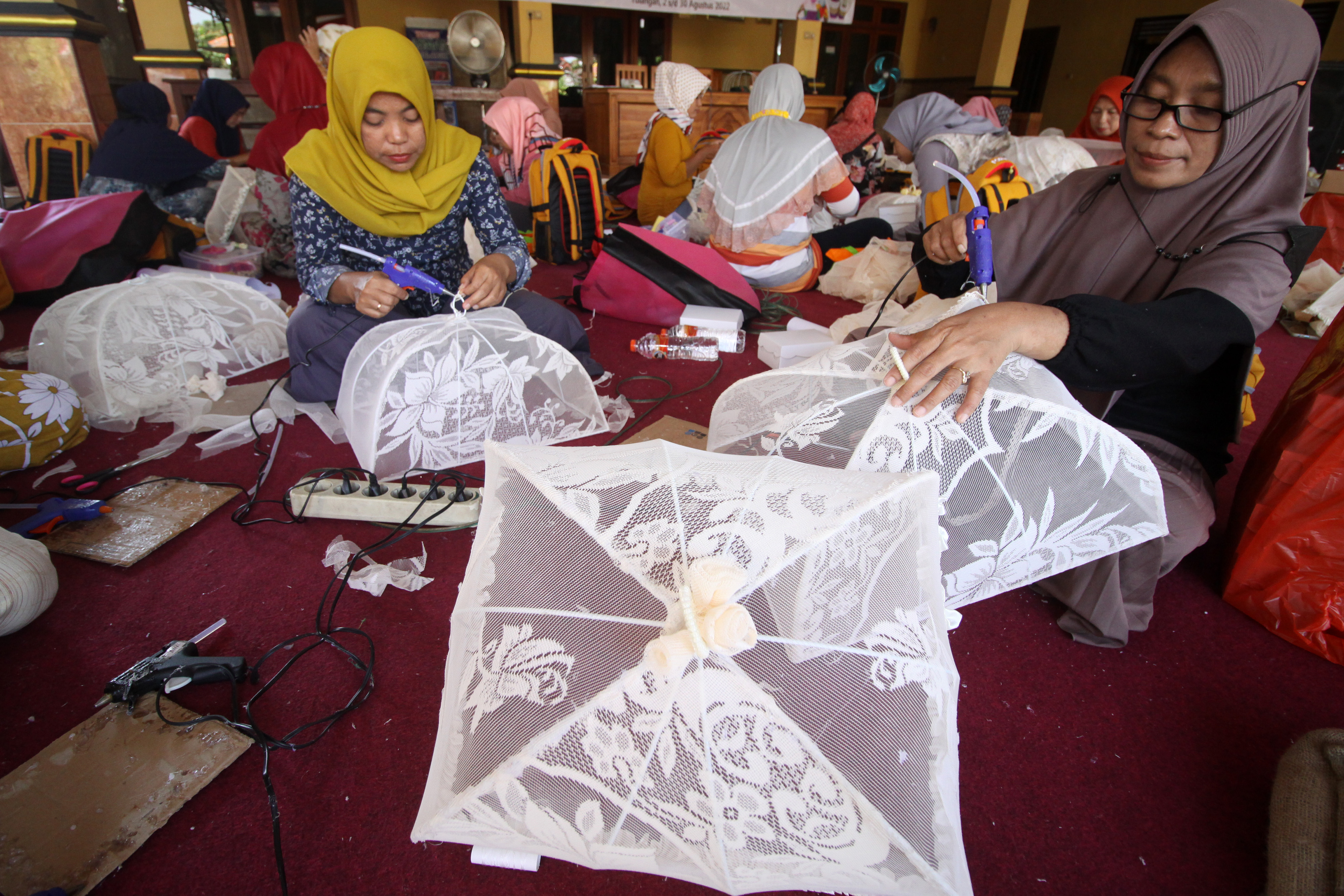 Ilustrasi: Peserta belajar membuat tudung saji saat pelatihan di Balai Desa Singopadu, Tulangan