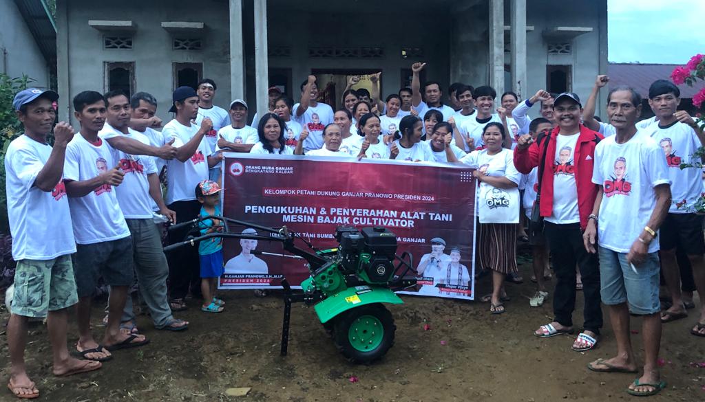 Relawan Orang Muda Ganjar (OMG) melakukan pembinaan kepada para petani yang berada di Segiring, Kecamatan Tujuh Belas, Kabupaten Bengkayang,