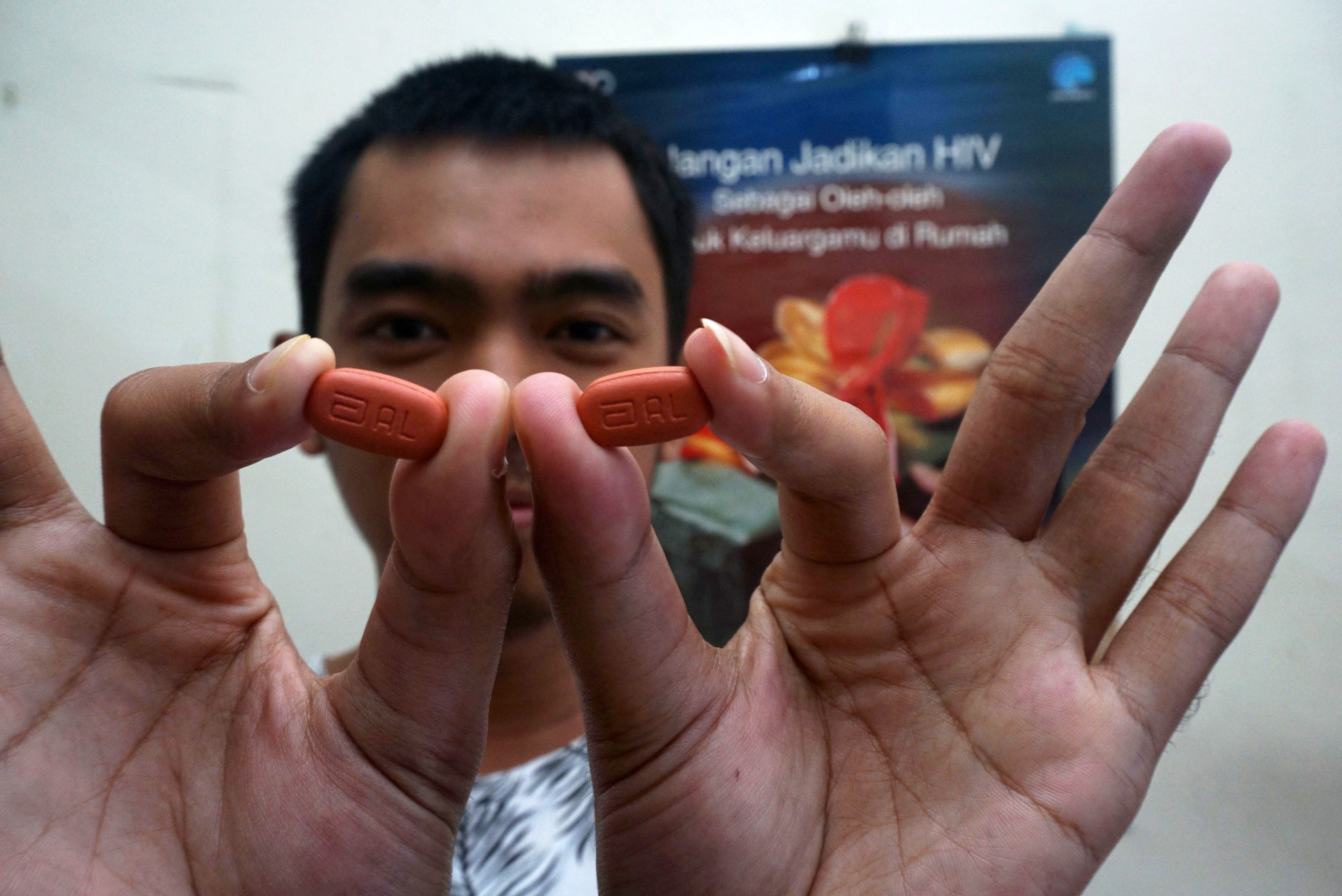  Penderita HIV/AIDS menunjukan obat Antiretroviral (ARV) yang biasa diminum untuk terapi pengobatan di RSUD Kabupaten Tangerang