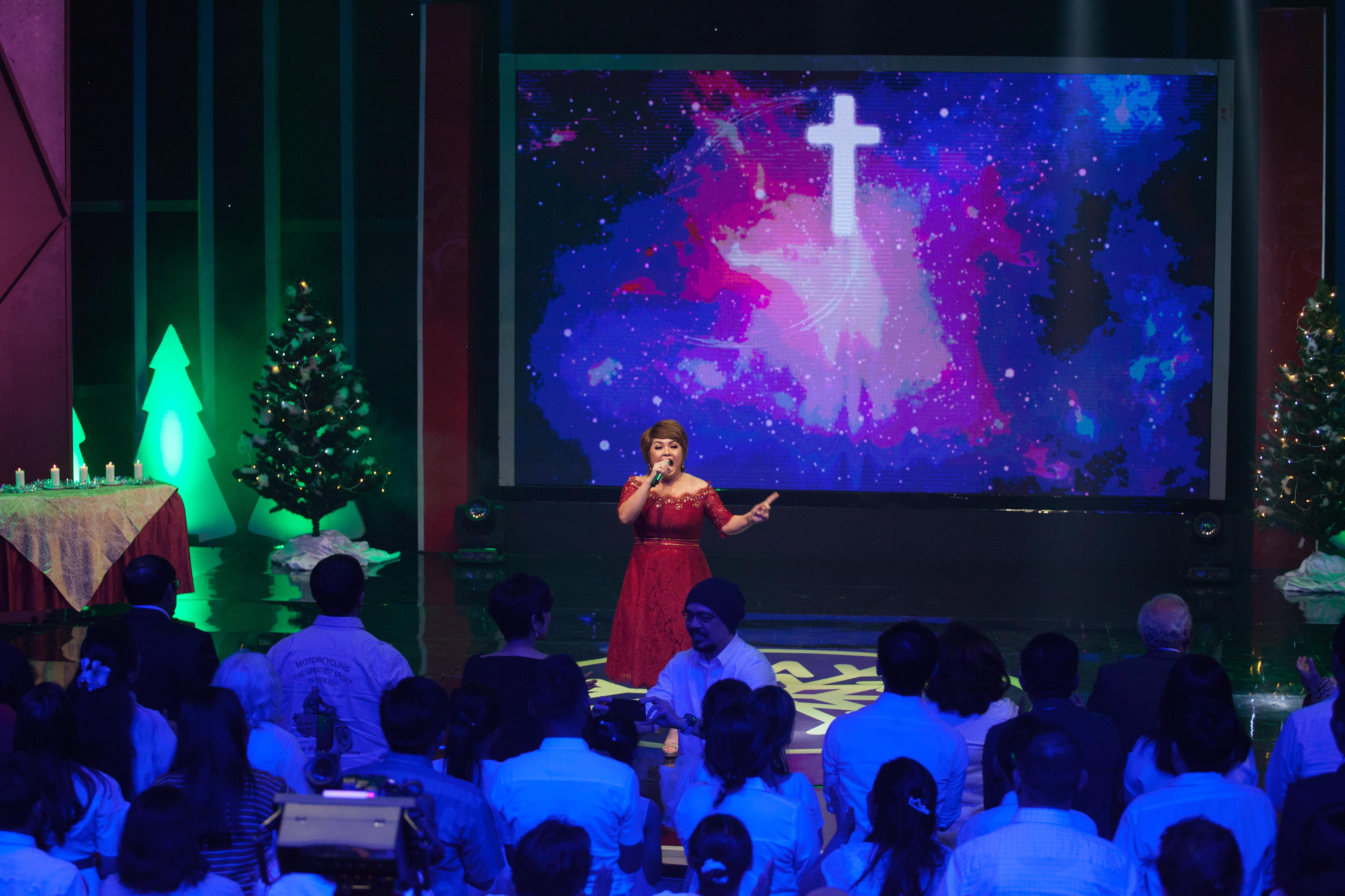 Penyanyi Joy Tobing saat membawakan pujian saat perayaan Natal Media Group.