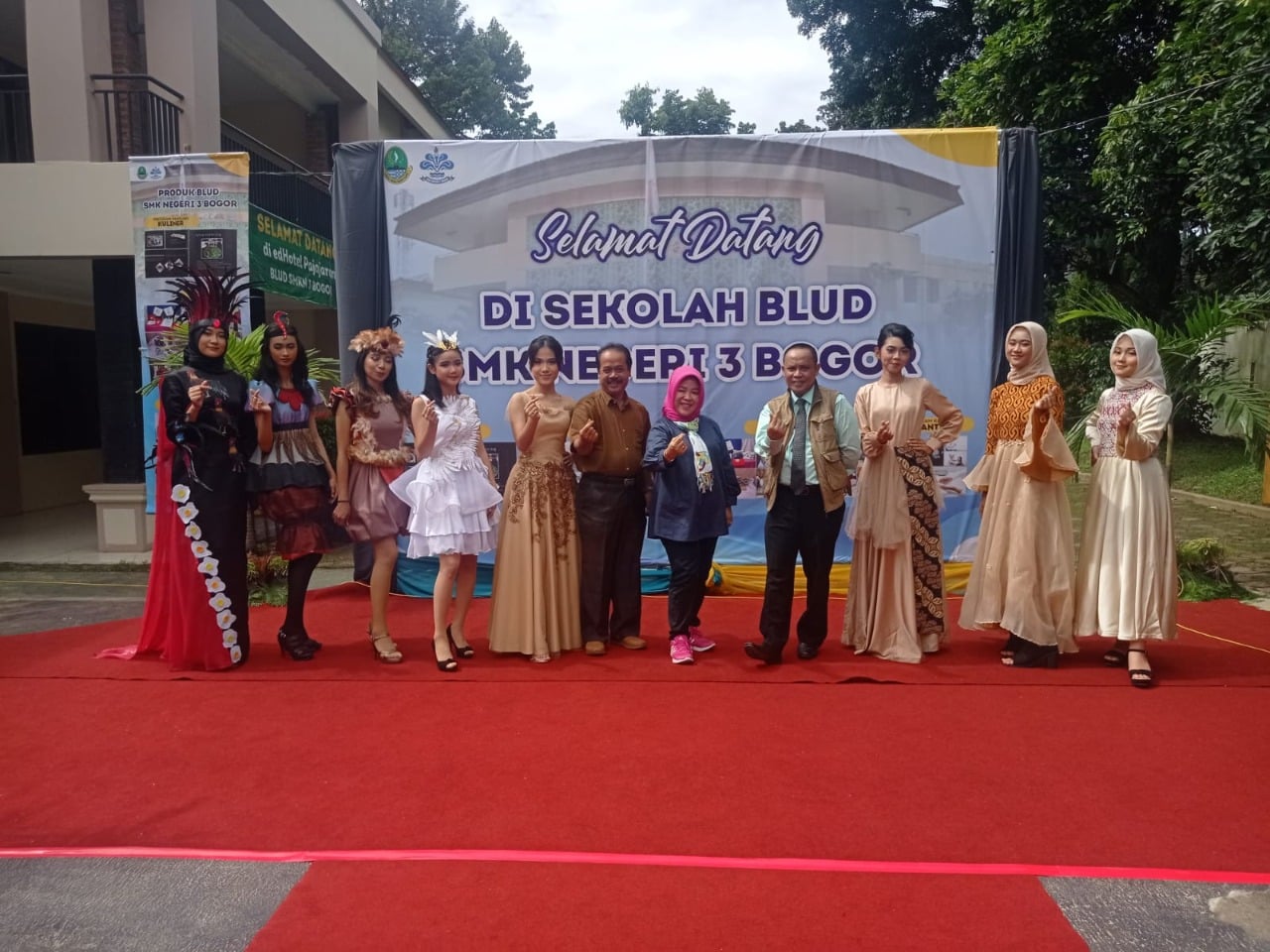 Guru dan pelajar SMKN 3 Bogor memamerkan produk karya mereka dalam bidang tata busana