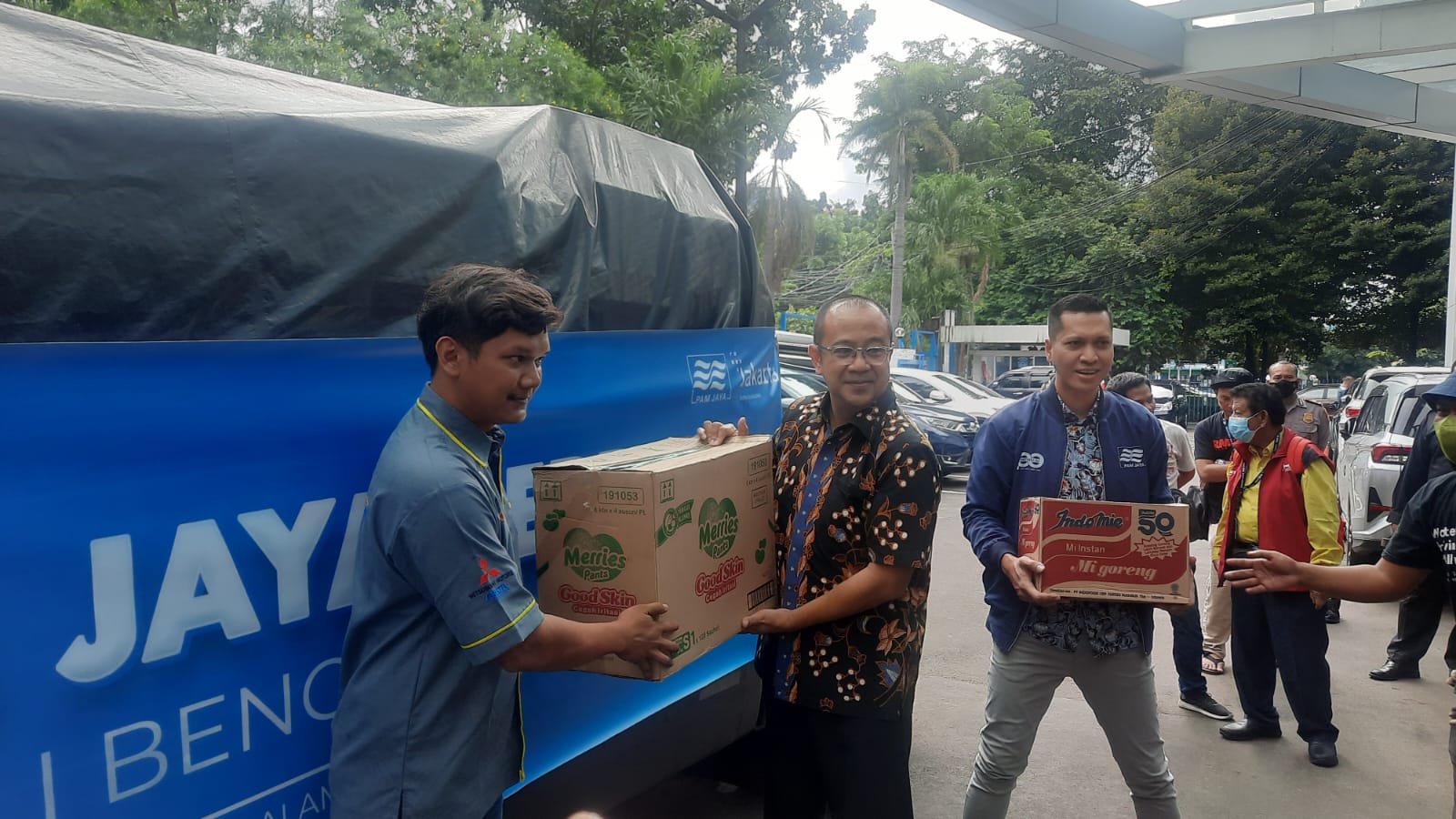 Pelepasan bantuan untuk korban gempa Cianjur oleh Direktur Utama Perumda PAM Jaya, Arif Nasrudin, di Kantor PAM Jaya, Jakarta, Kamis (24/11/