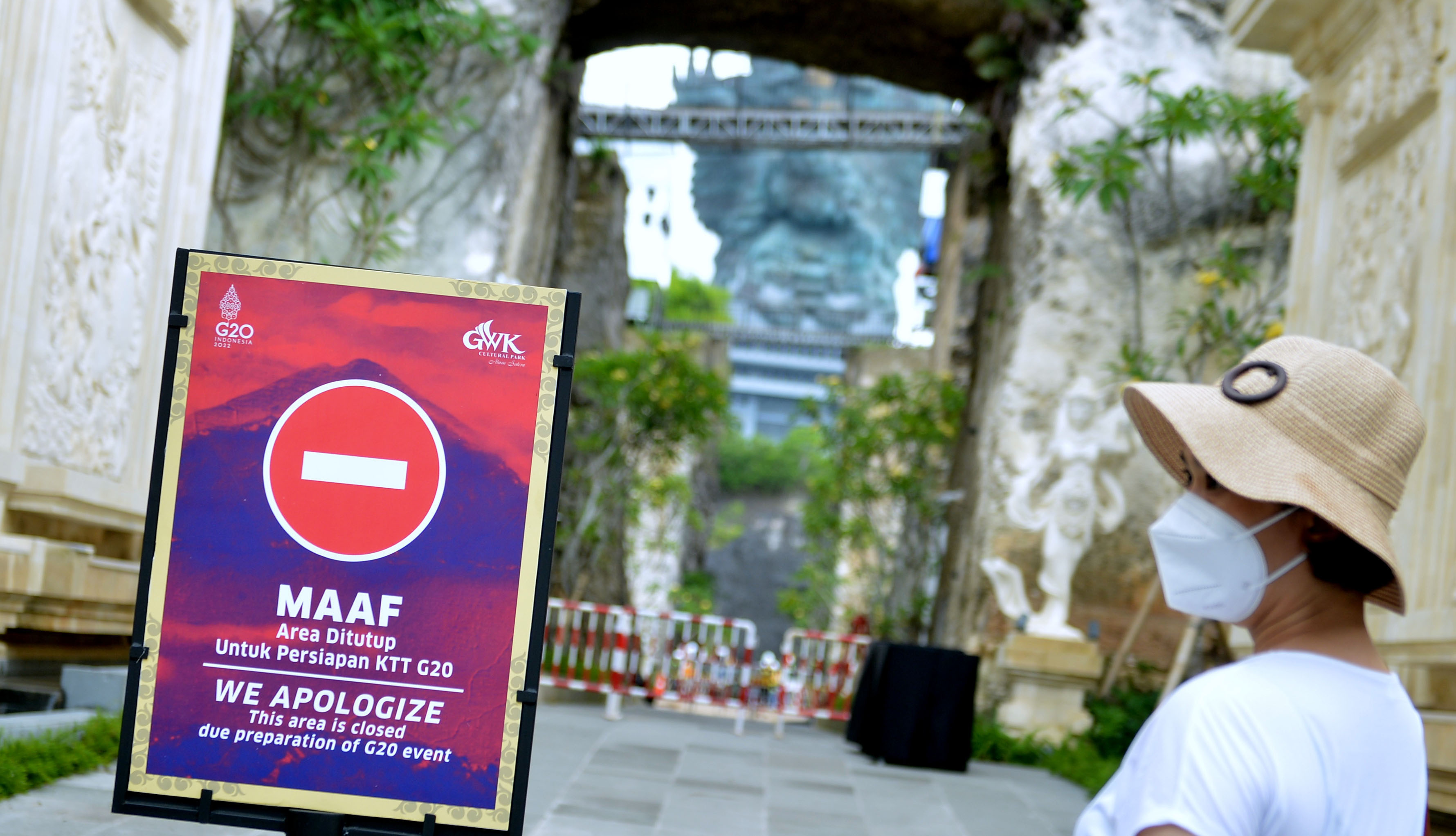 Wisatawan mengunjungi area Garuda Wisnu Kencana di Badung, Bali, jelang KTT G20.