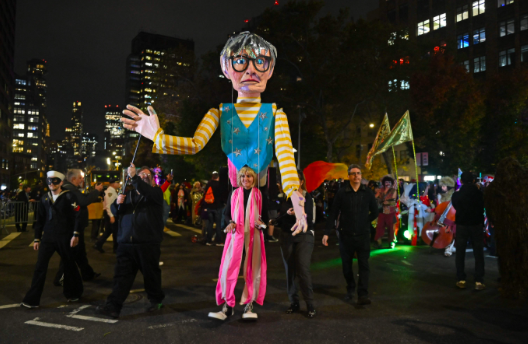 Parade Halloween tahunan ke-49 di Greenwich Village, Amerika Serikat, Senin (31/10).