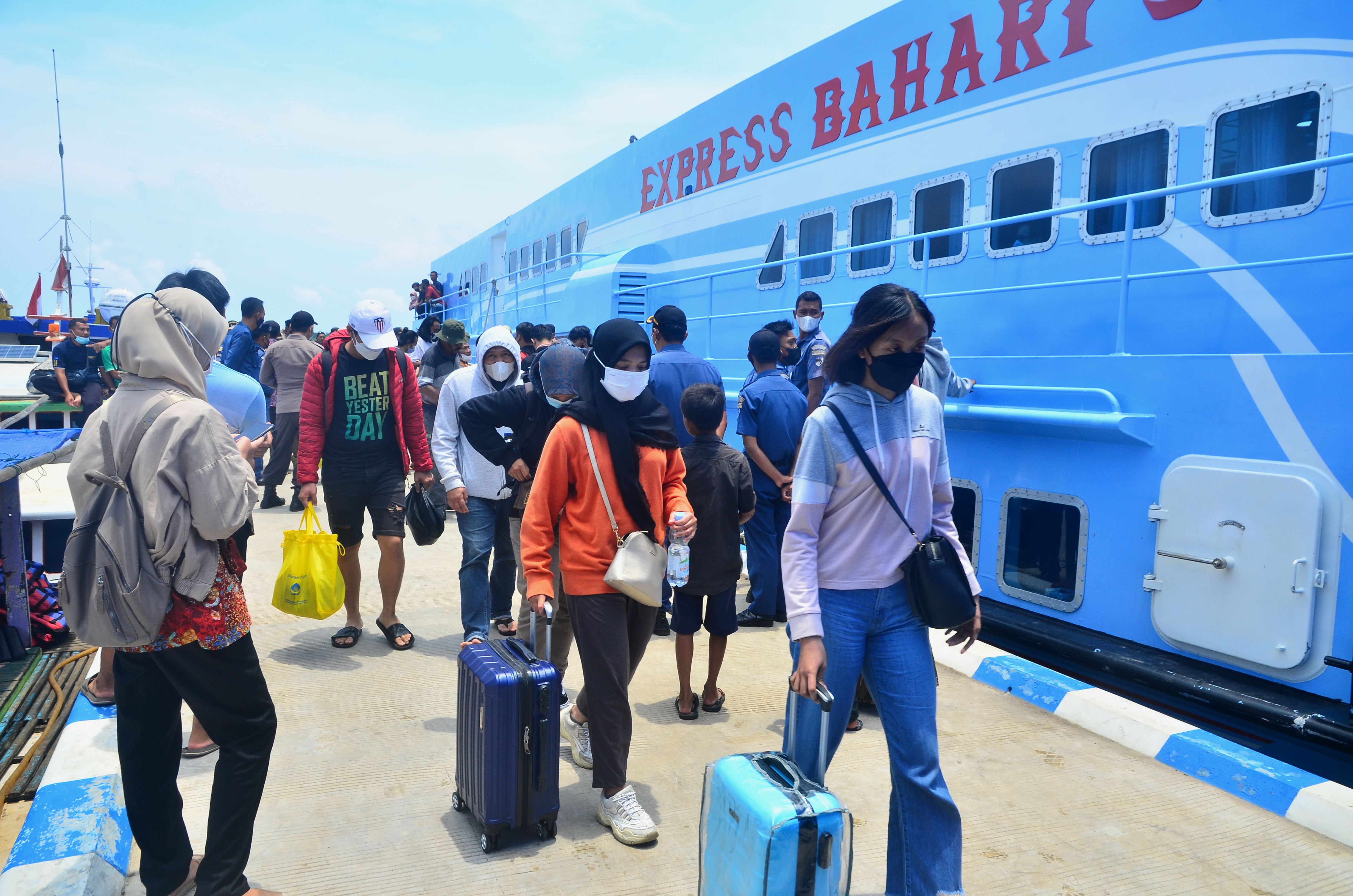 Wisatawan berjalan di dermaga pelabuhan Karimunjawa, Jepara, Jawa Tengah, beberapa waktu lalu. 