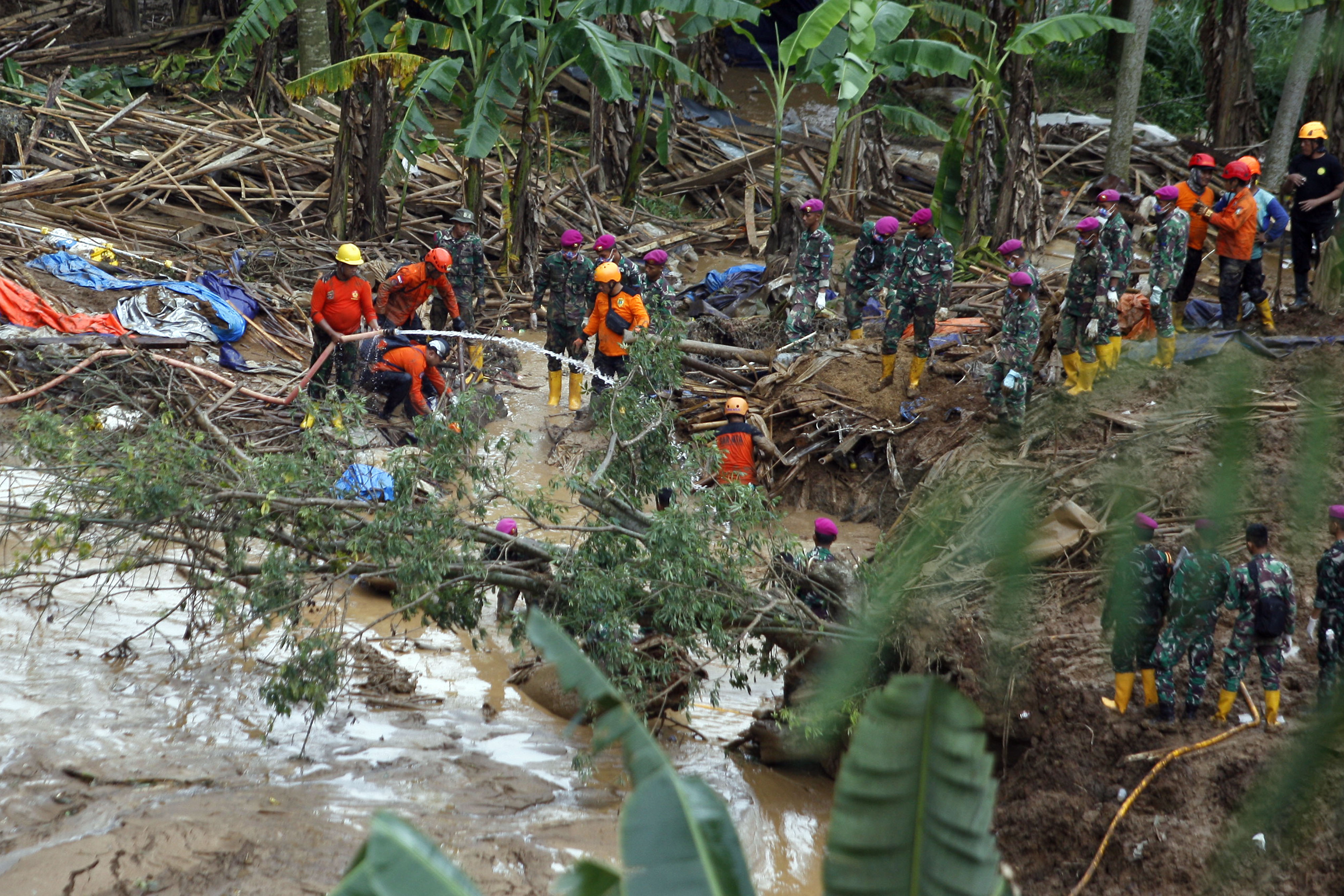 Petugas gabungan melakukan evakuasi korban gempa di Kabupaten Cianjur, Jawa Barat.