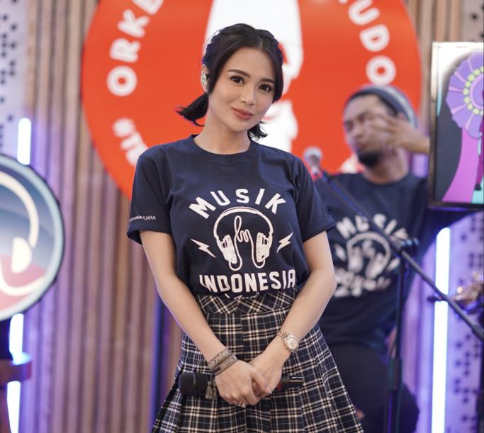 Penyanyi Wika Salim merilis lagu dangdut rearansemen 'Sedang Sedang Saja'. 