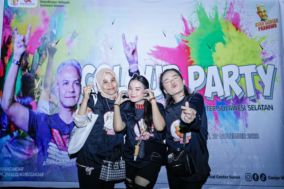 aringan relawan Ganjar Milenial Center (GMC) Sulsel menggelar Festival Rakyat Milenial di Pantai Akkarena di Makassar, Selasa (29/11/2022)