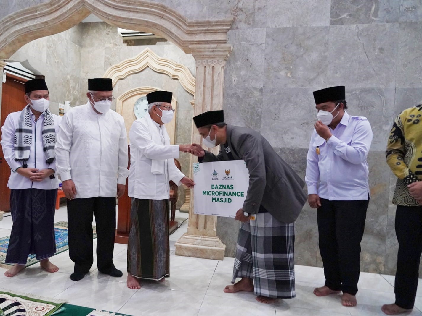 Maruf Amin menyerahkan program bantuan bersama Baznas Microfinance Masjid kepada jemaah Masjid At-Taqwa, Pondok Cabe Udik, Tangerang. 