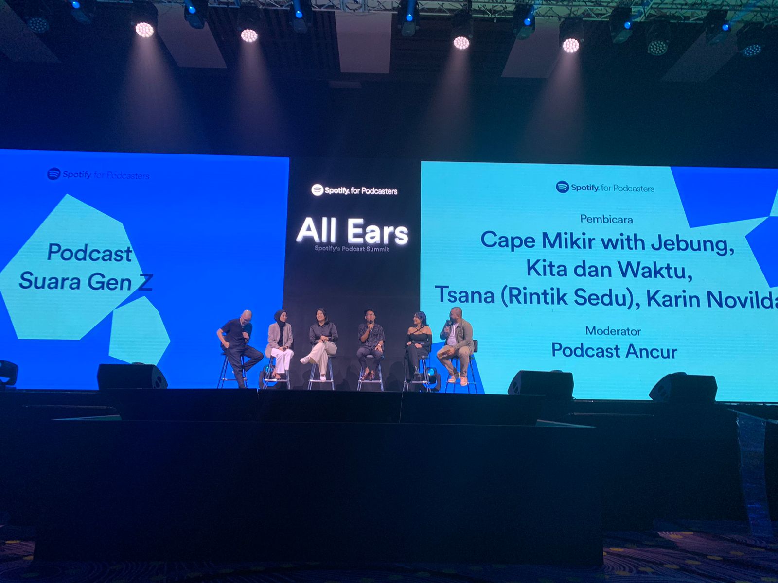 Tsana (Rintiksedu) kedua dari kiri. 