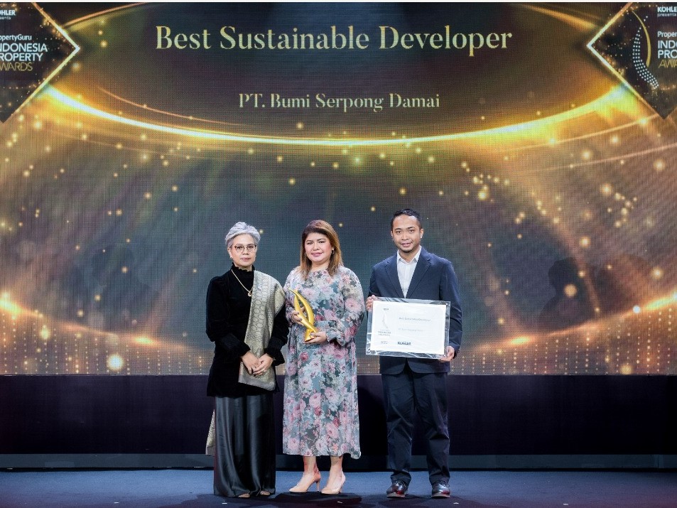 Rama Devy Simbolon (Head of Corporate Affairs & Regulation Sinar Mas Land) menerima penghargaan Property Guru Indonesia Property Awards.