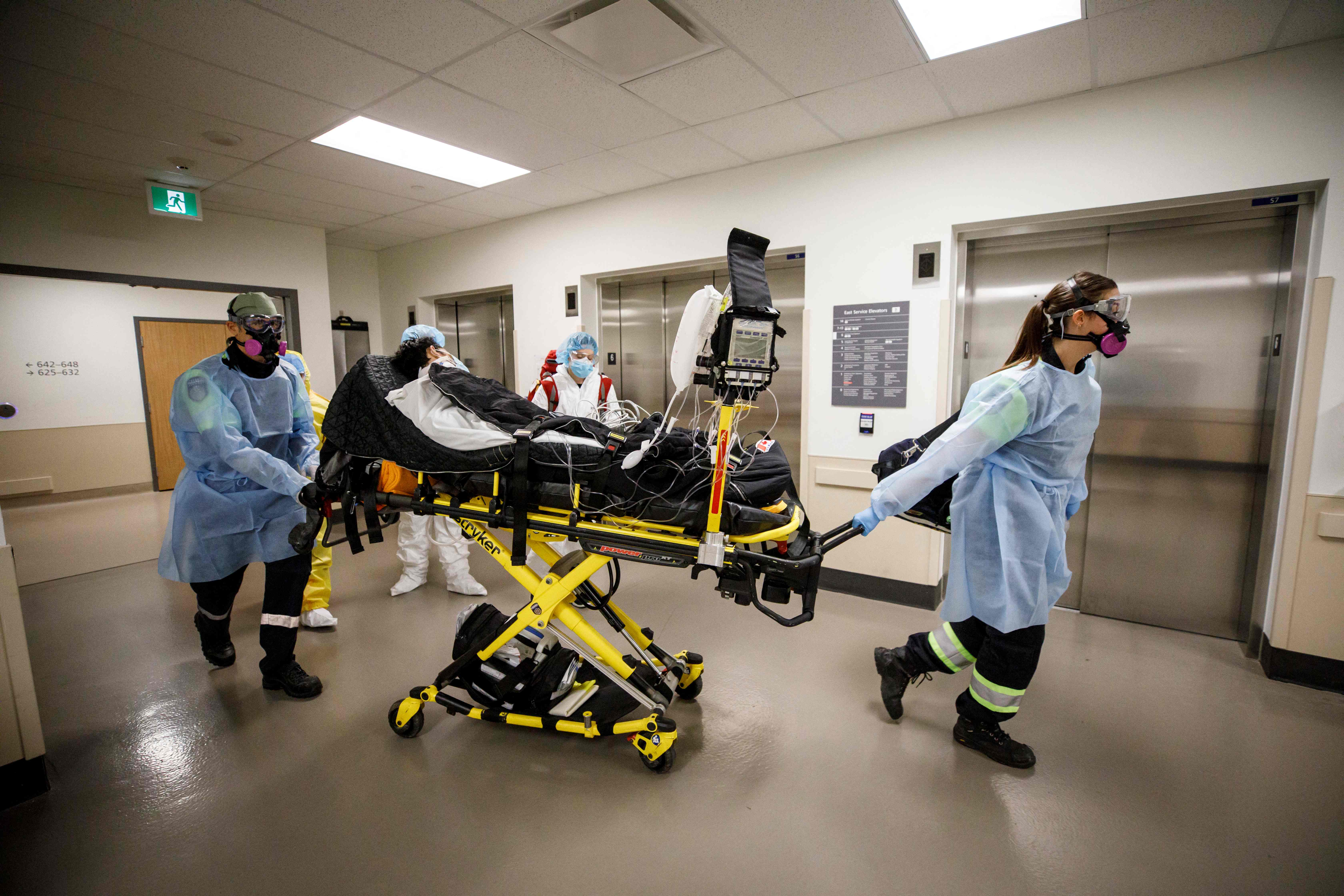 Nakes membawa seorang pasien covid-19 di sebuah rumah sakit di Toronto, Kanada.