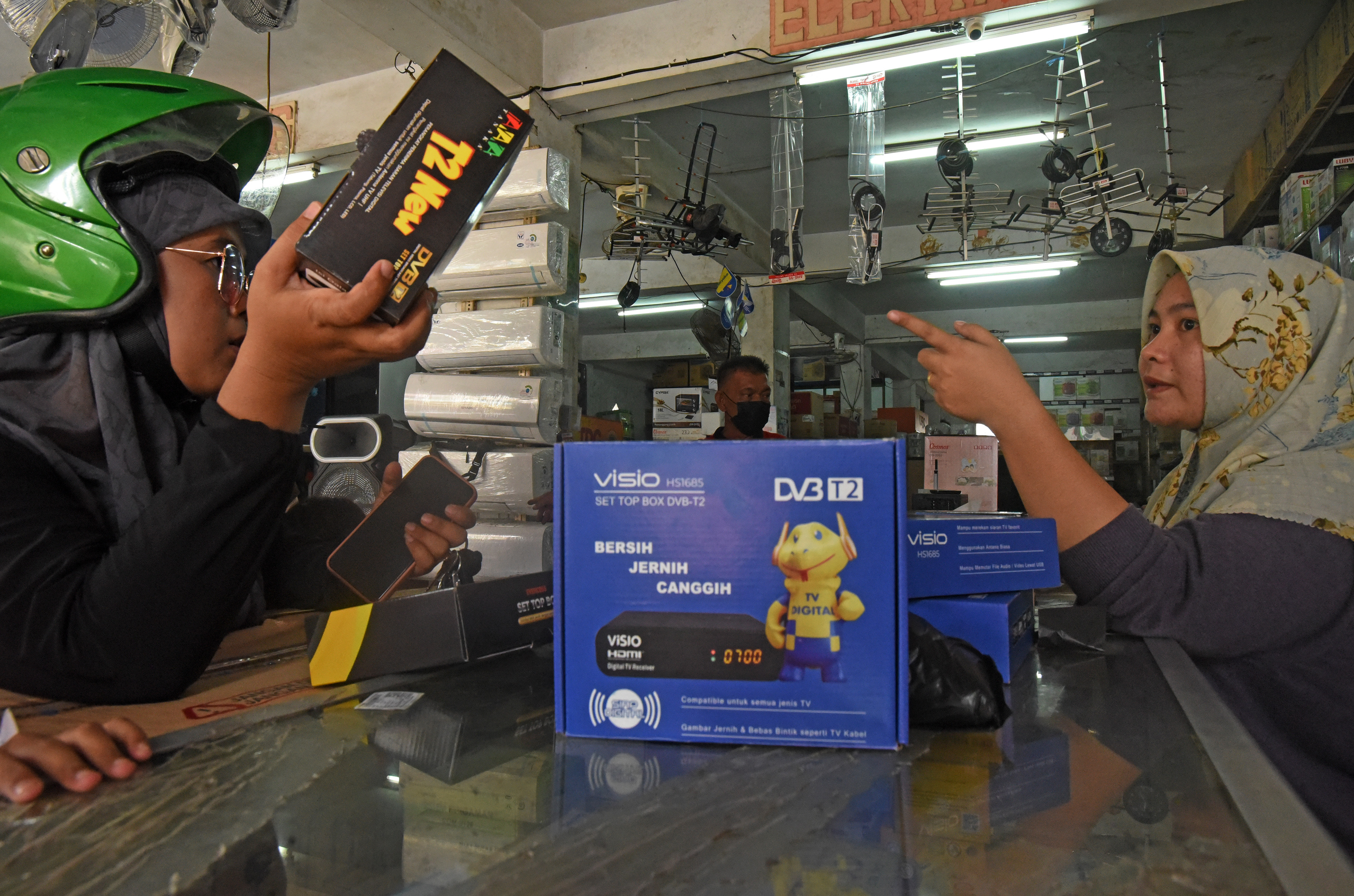 Harga Set Top Box (STB) naik tajam dari Rp200 ribu menjadi Rp400 ribu, setelah migrasi siaran digital diberlakukan per 2 November 2022