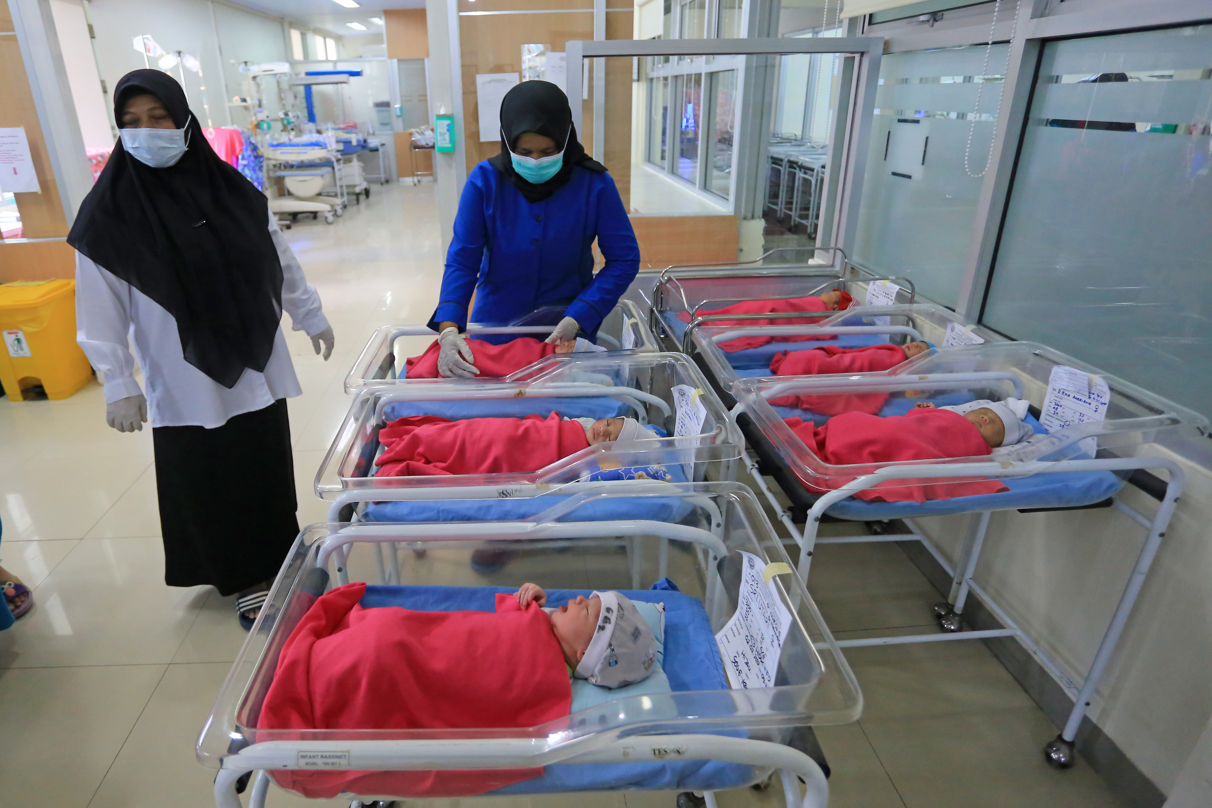 : Perawat mengamati sejumlah bayi yang baru dilahirkan pada tanggal 2 Februari 2022 di RSUD Indramayu, Jawa Barat, Rabu (2/2/