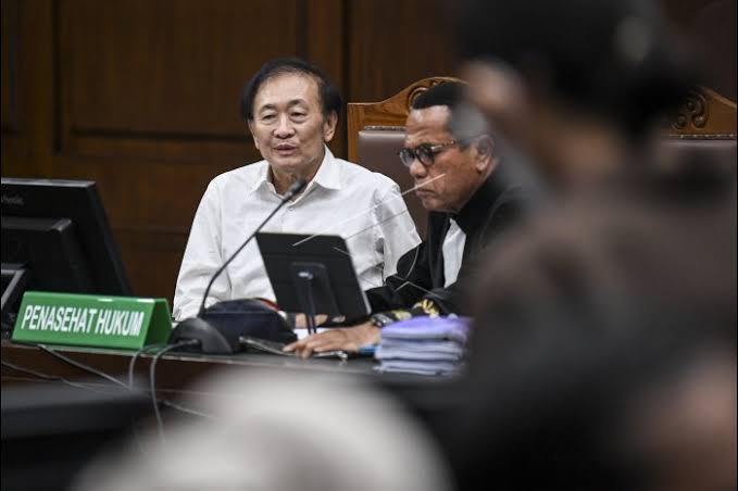 Terdakwa pemilik PT Darmex Group/PT Duta Palma Surya Darmadi (kiri) mengikuti jalannya sidang di Pengadilan Tipikor, Jakarta