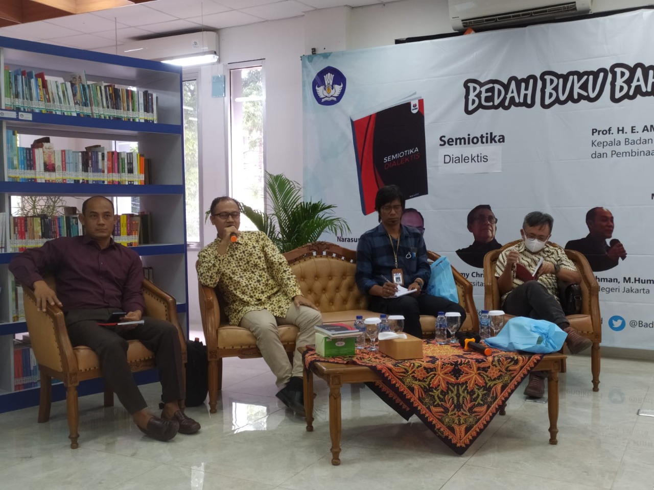 Acara bedah buku “Semiotika Dialektis” ini digelar di Gedung Badan Pengembangan dan Pembinaan Bahasa, Jakarta, Selasa (1/11).