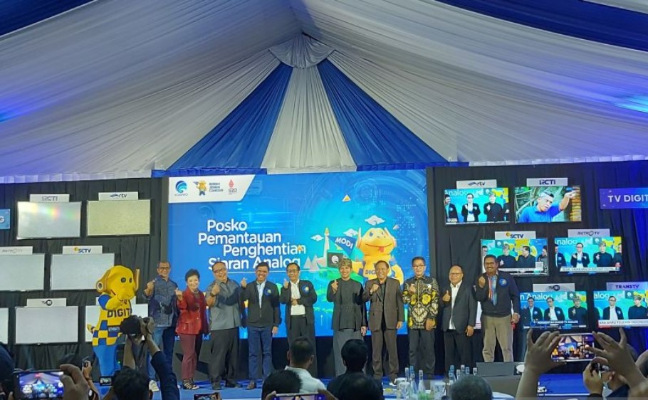 Menkominfo Johnny G Plate dan Menko Polhukam Mahfud MD saat penghentian siaran analog di Jabodetabek, Kamis (3/11).