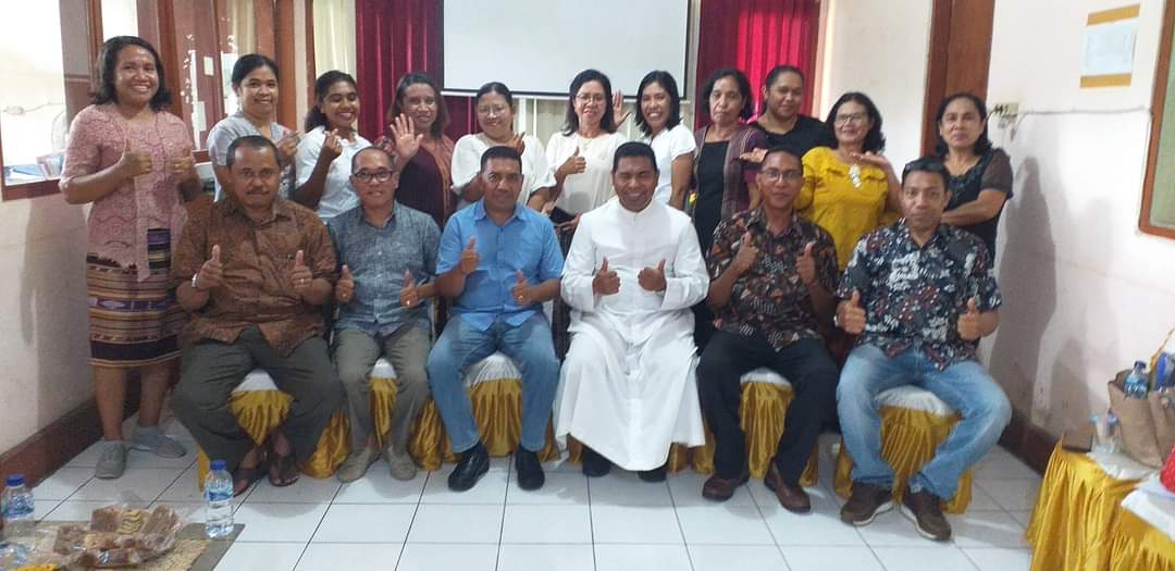Romo Ancis Kwaelaga Pr dan para peserta kegitan rekoleksi di lingkungan Inspektorat Kabupaten Flores Timur, Nusa Tenggara Timur