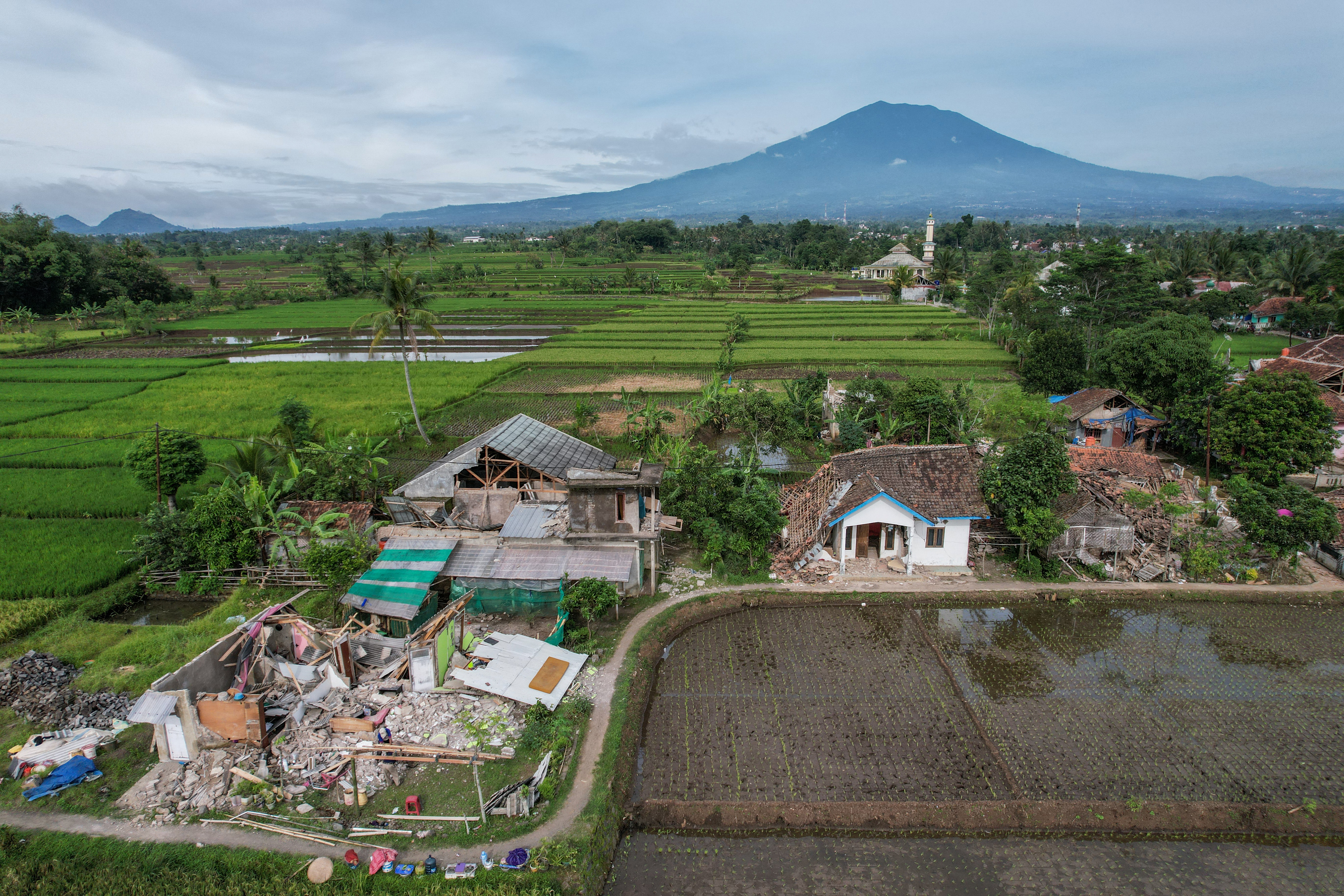 Foto udara rumah yang roboh akibat gempa di Kampung Selakawung Tengah, Kabupaten Cianjur, Jawa Barat