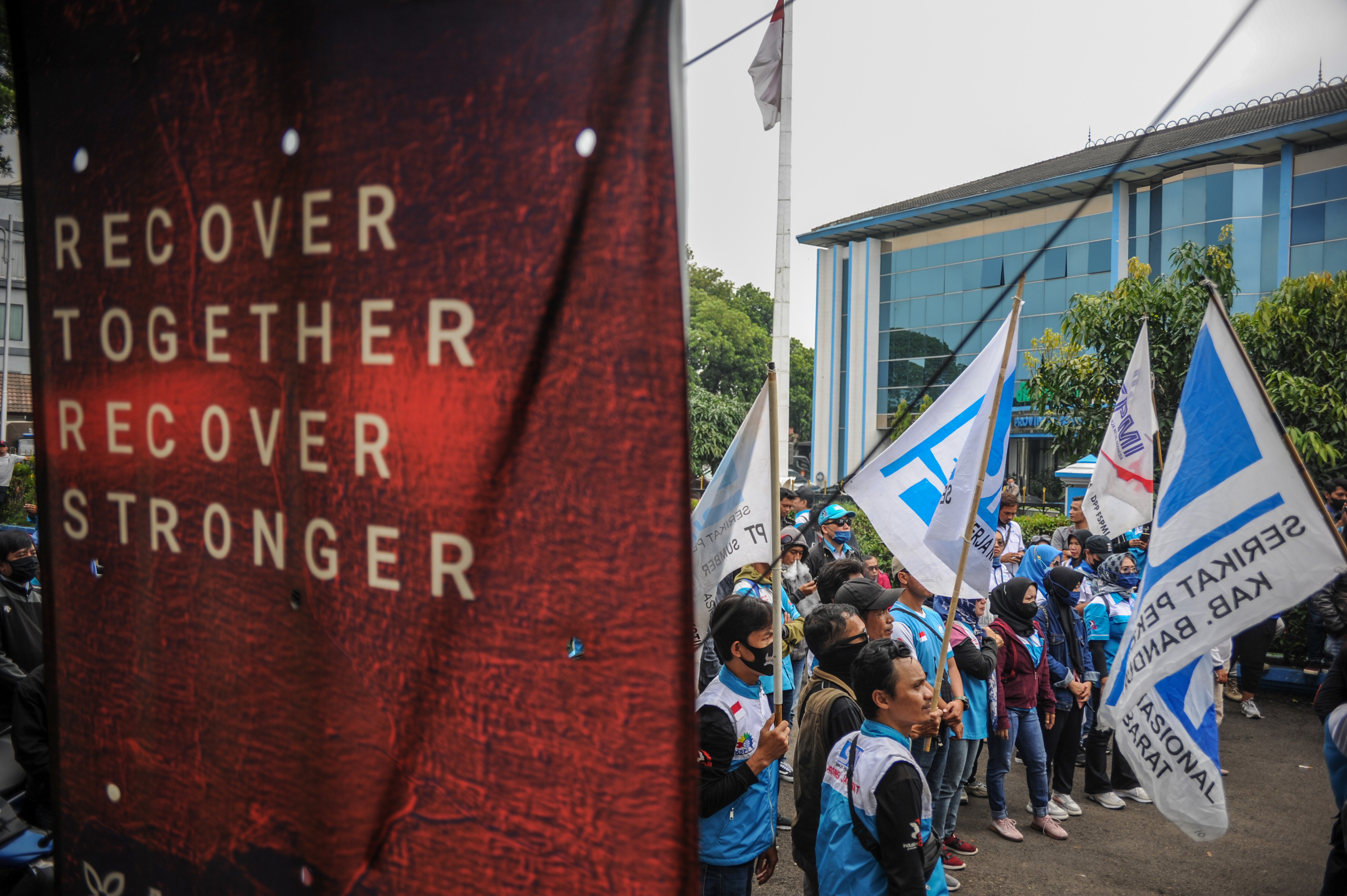 Buruh dari berbagai elemen melakukan unjuk rasa di depan Kantor Disnakertrans Jabar, Bandung, Jawa Barat, Selasa (15/11).