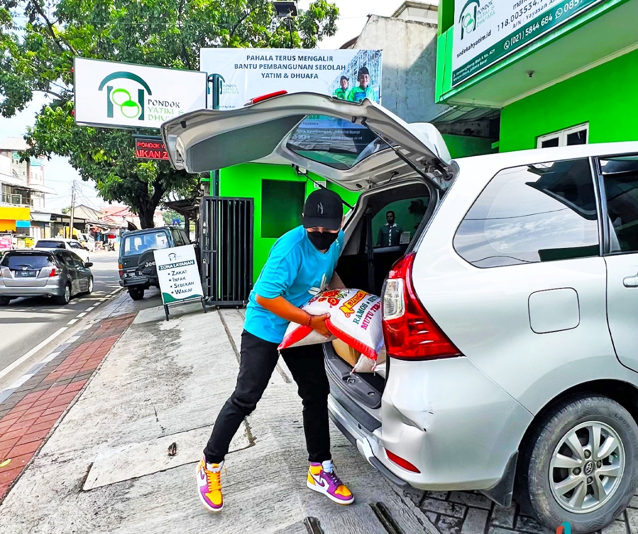 Program Lestari For Kids dari Bank Lestari Jakarta (BPR) memberi bantuan beras untuk anak-anak panti asuhan yang ada di wilayah Jakarta.
