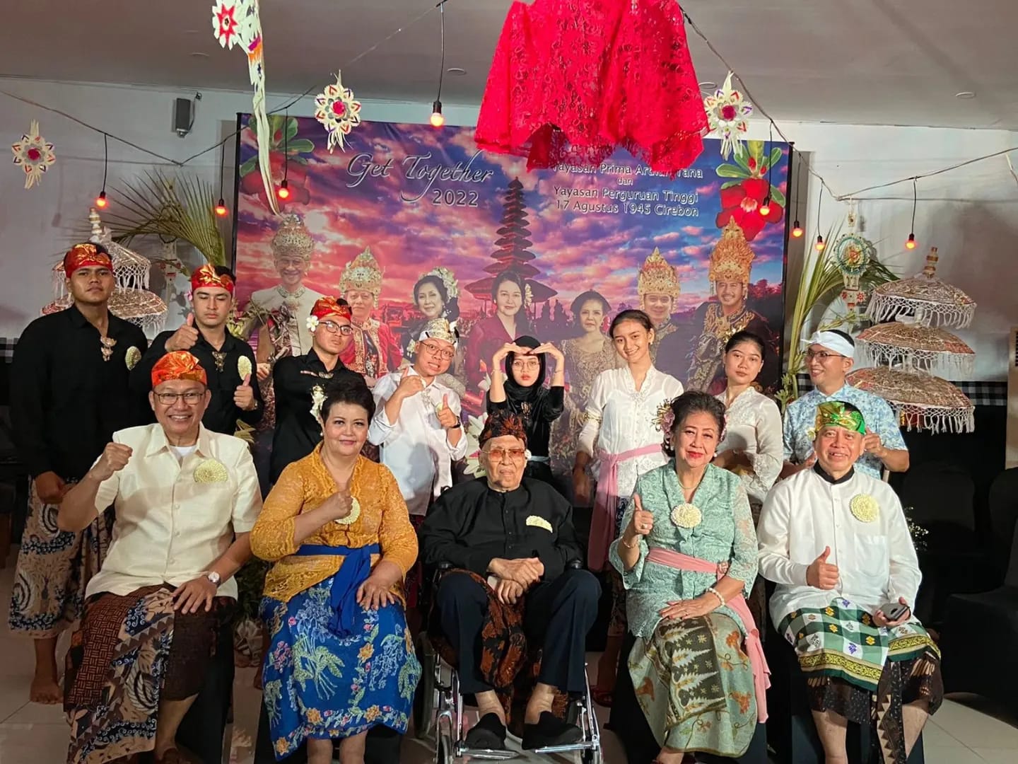 Iman Taufik (duduk, tengah)