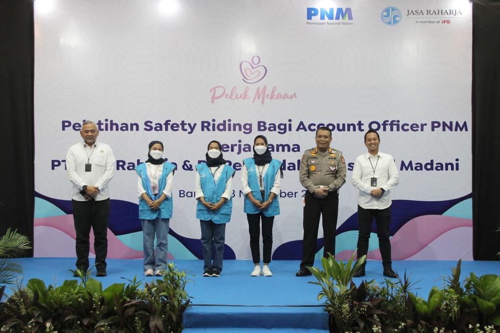  Kegiatan safety riding di Pusdik Lantas Polri Serpong, Tangerang Selatan, Banten, Jumat (18/11). 