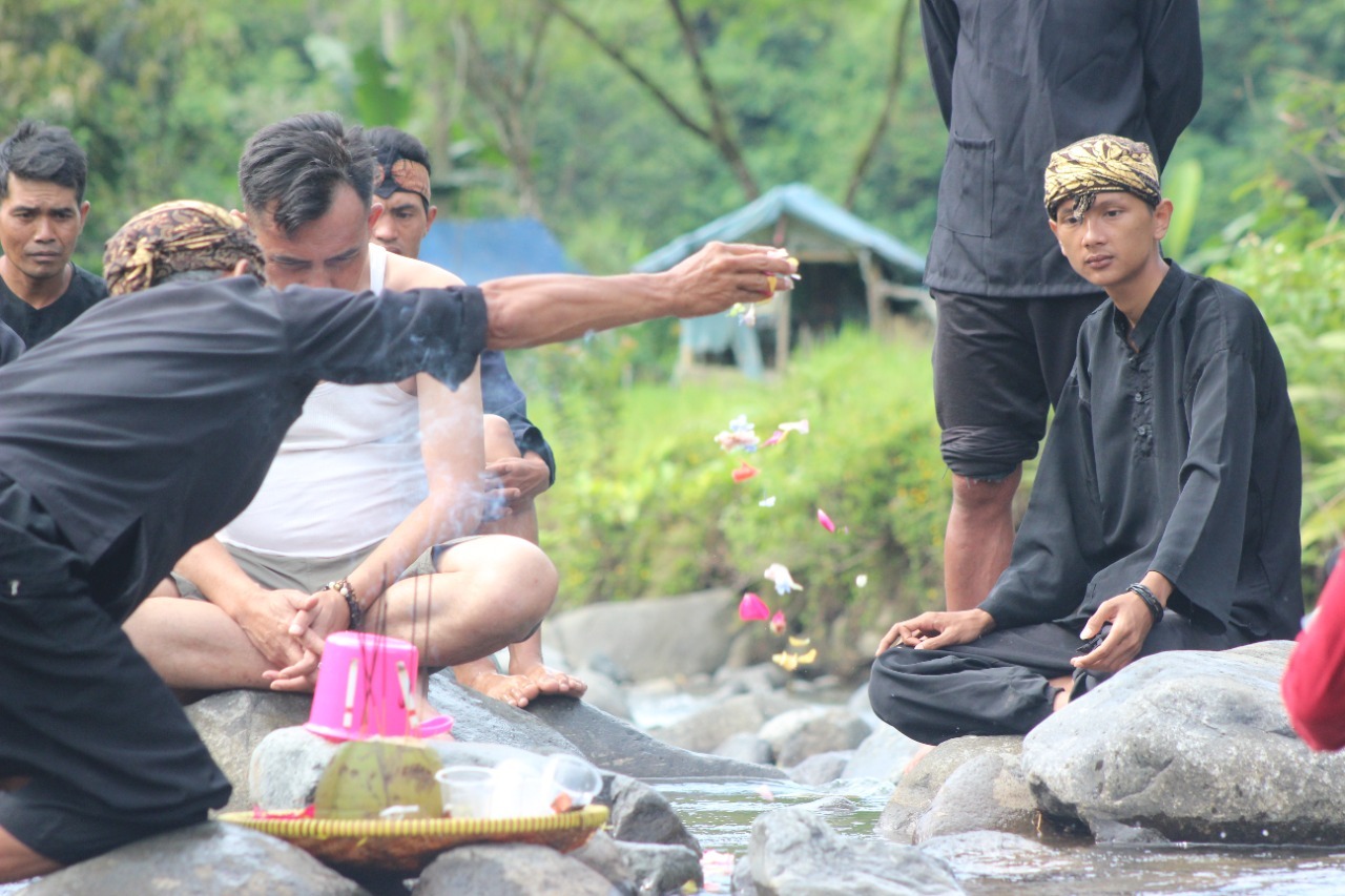 Warga Kampung Adat Miduana di Desa Balegede, Kecamatan Naringgul, Kabupaten Cianjur, melaksanakan tradisi mandi di aliran Sungai Cipandak.