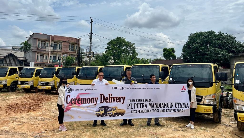 Acara penyerahan300 unit truk Fuso Euro- 4 kepada PT. Putra Mandiangin Utama di Jambi.