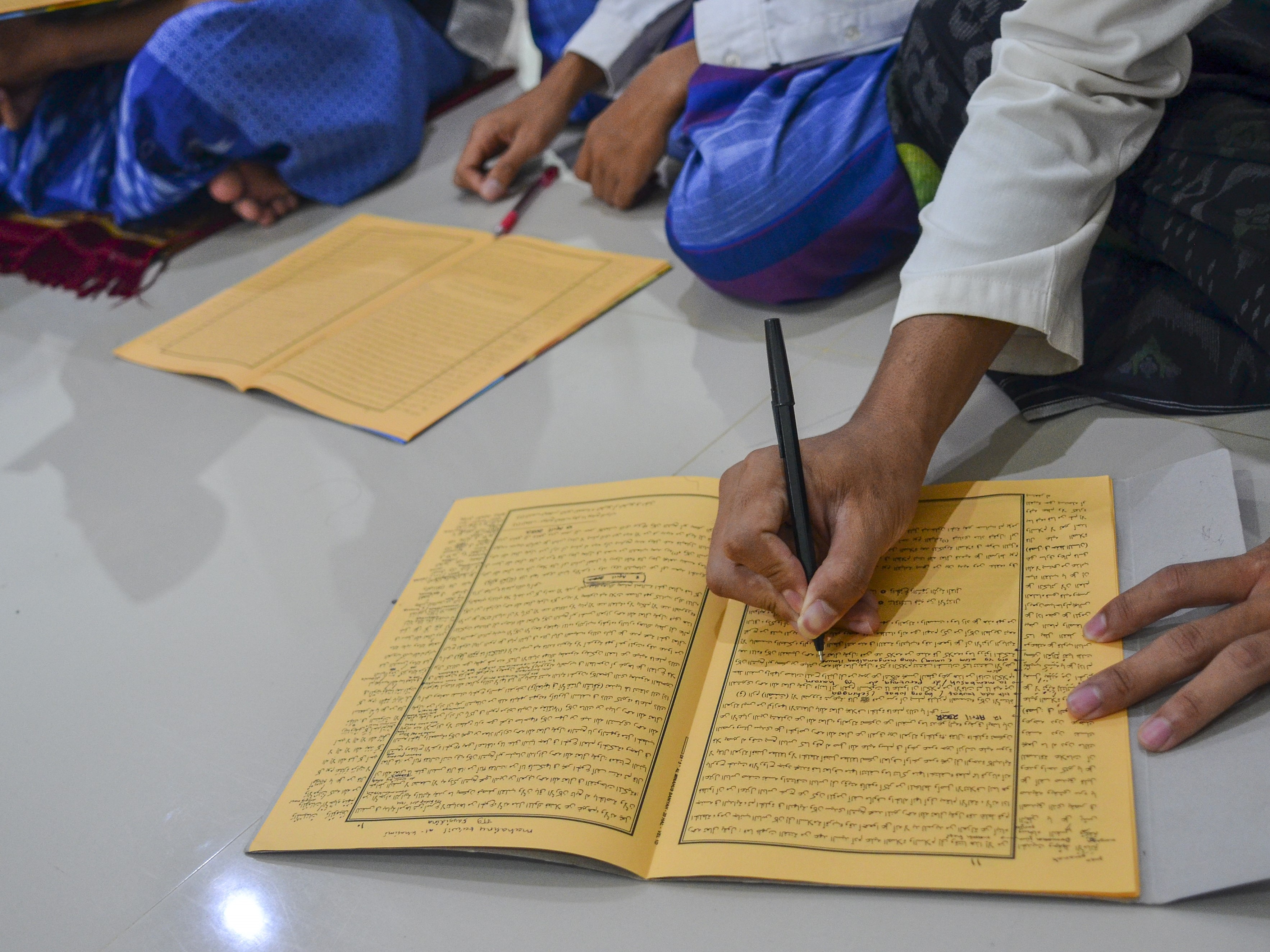 Sejumlah santri mengikuti kajian kitab kuning di Pondok Pesantren Darussalam, Kabupaten Ciamis, Jawa Barat, Rabu (13/4/2022).