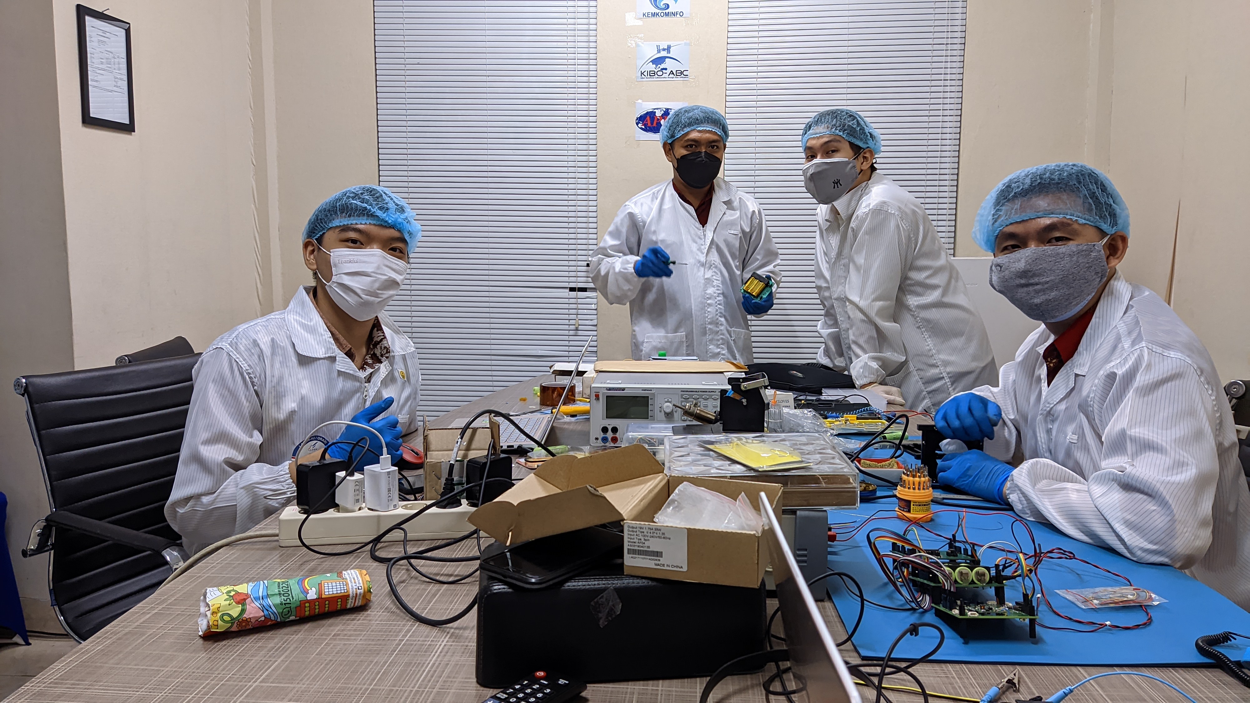 Proses perakitan satelit nano Surya Satellite-1 dalam ruangan steril di laboratorium BRIN.