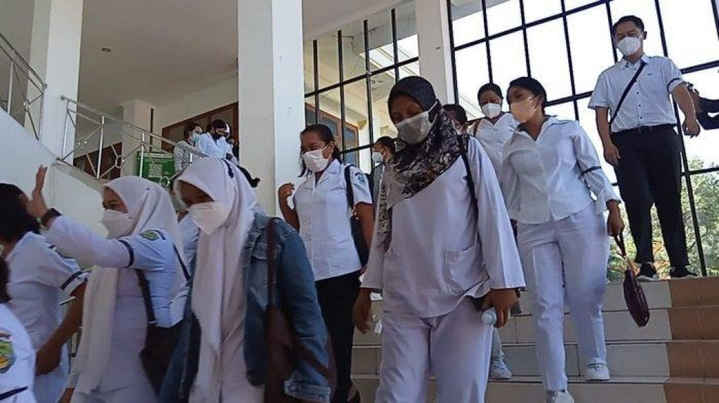 Puluhan tenaga kesehatan RSUD Komodo geruduk Kantor Bupati Manggarai Barat mempertanyakan dana covid-19, Selasa (22/11).