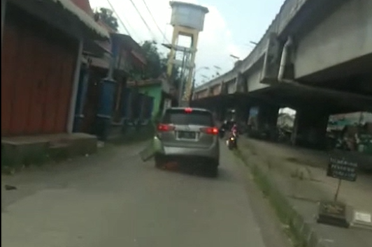 Mobil pelaku dikejar warga.